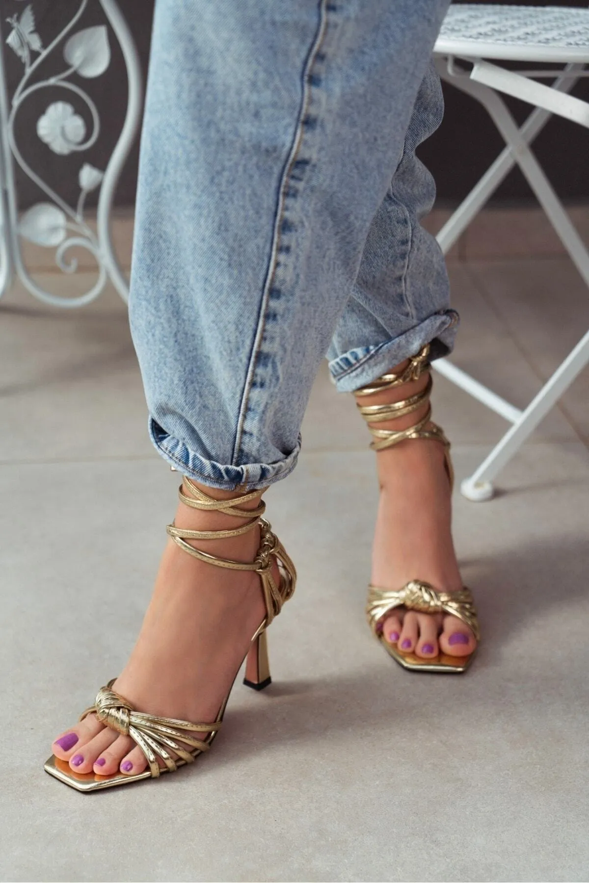NİŞANTAŞI SHOES  Lupine Metallic Gold Damen-Sandalen mit Knöchelriemen und Absatz