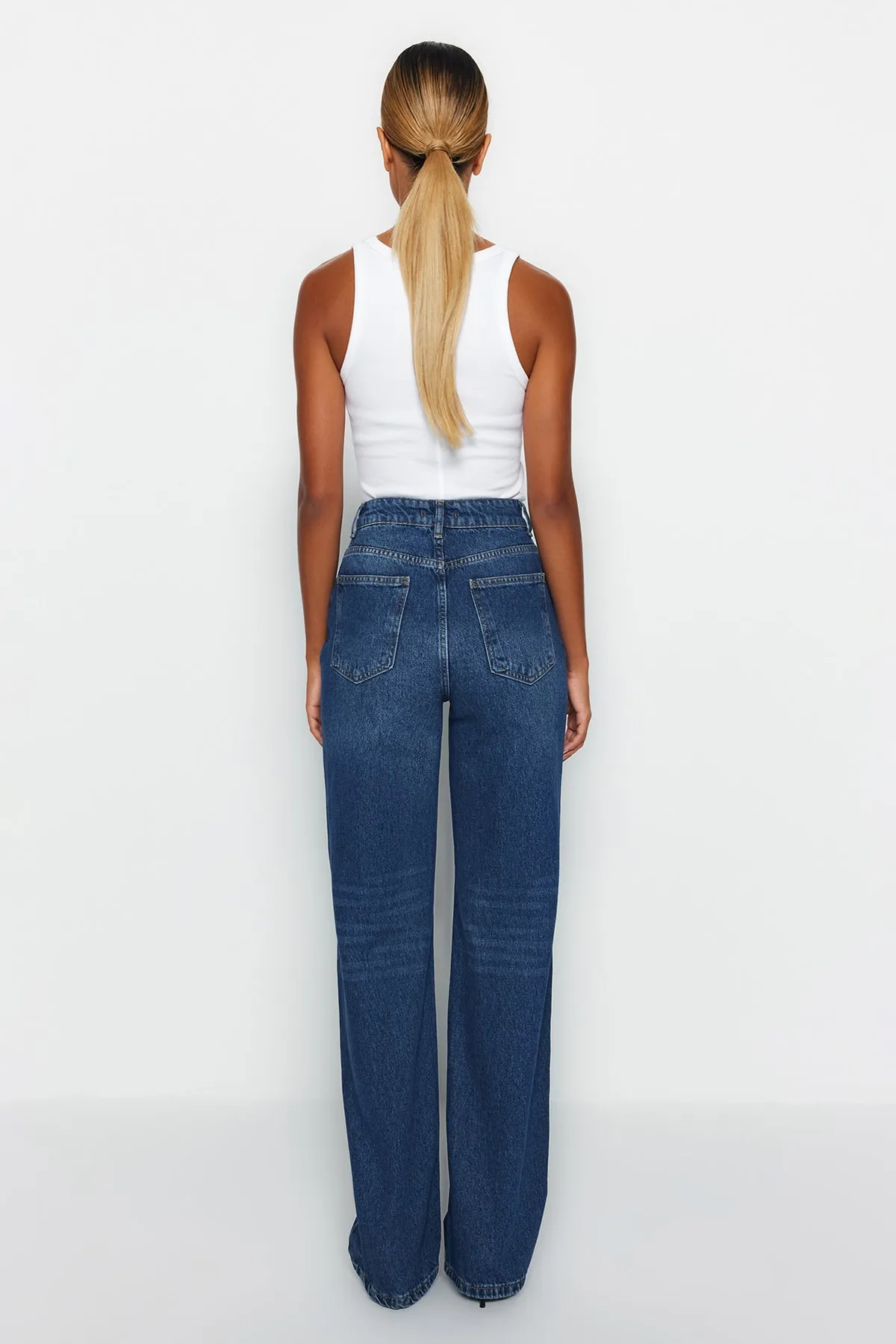 Trendyol Collection  Dunkelblaue Jeans mit hoher Taille und weitem Bein TWOAW24JE00074