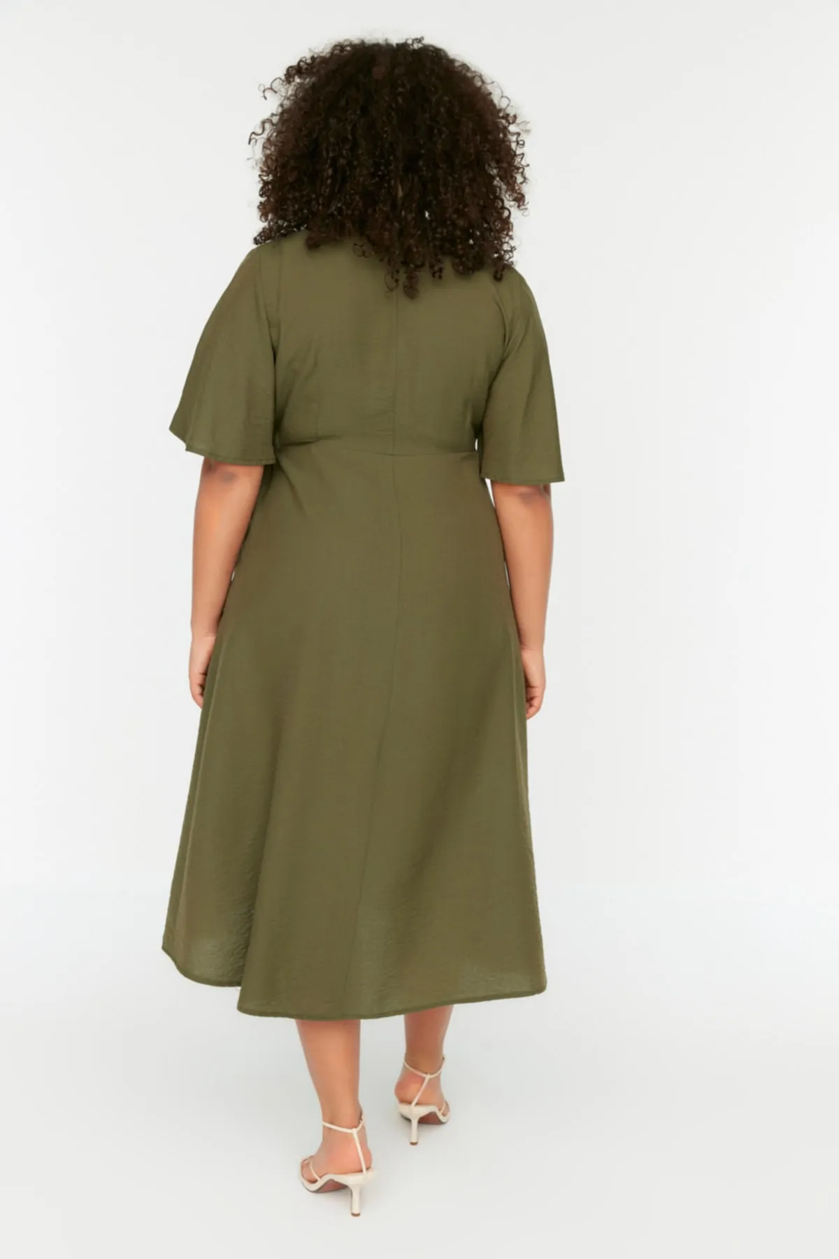 Trendyol Curve  Khakifarbenes, gewebtes, zweireihiges Kleid mit Kragen und Krawattendetails TBBSS22EL1564