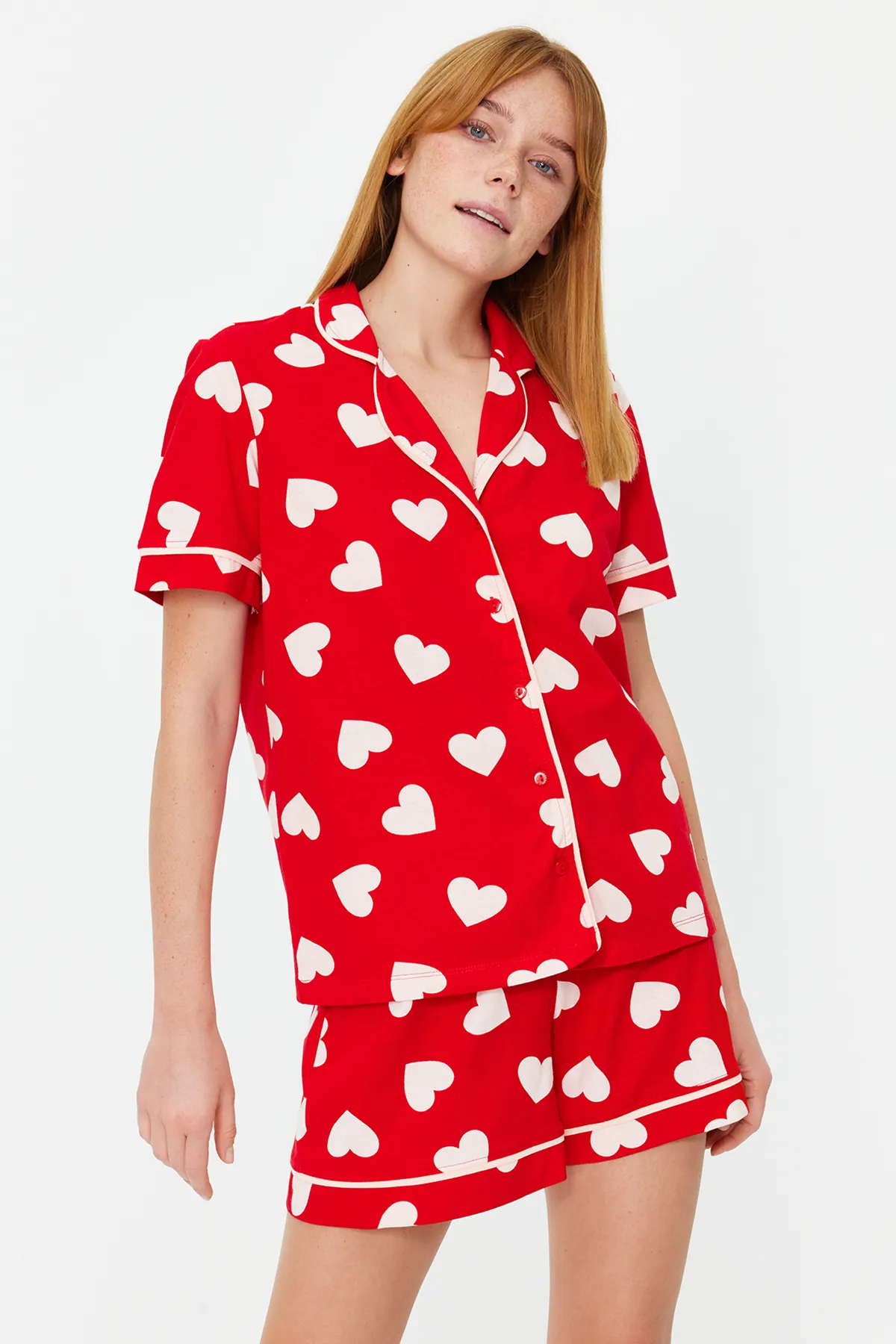 Trendyol Collection  Rotes, gestricktes Pyjama-Set aus 100 % Baumwolle mit herzgemusterten Paspeln und Hemd-Shorts THMSS21PT1200