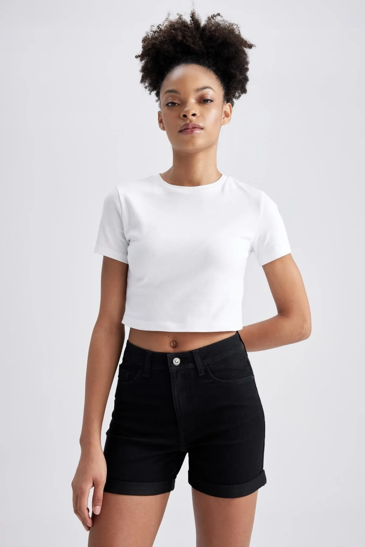 DeFacto  Jeans-Shorts mit normaler Taille und umgeschlagenem Bein A1959ax23sm