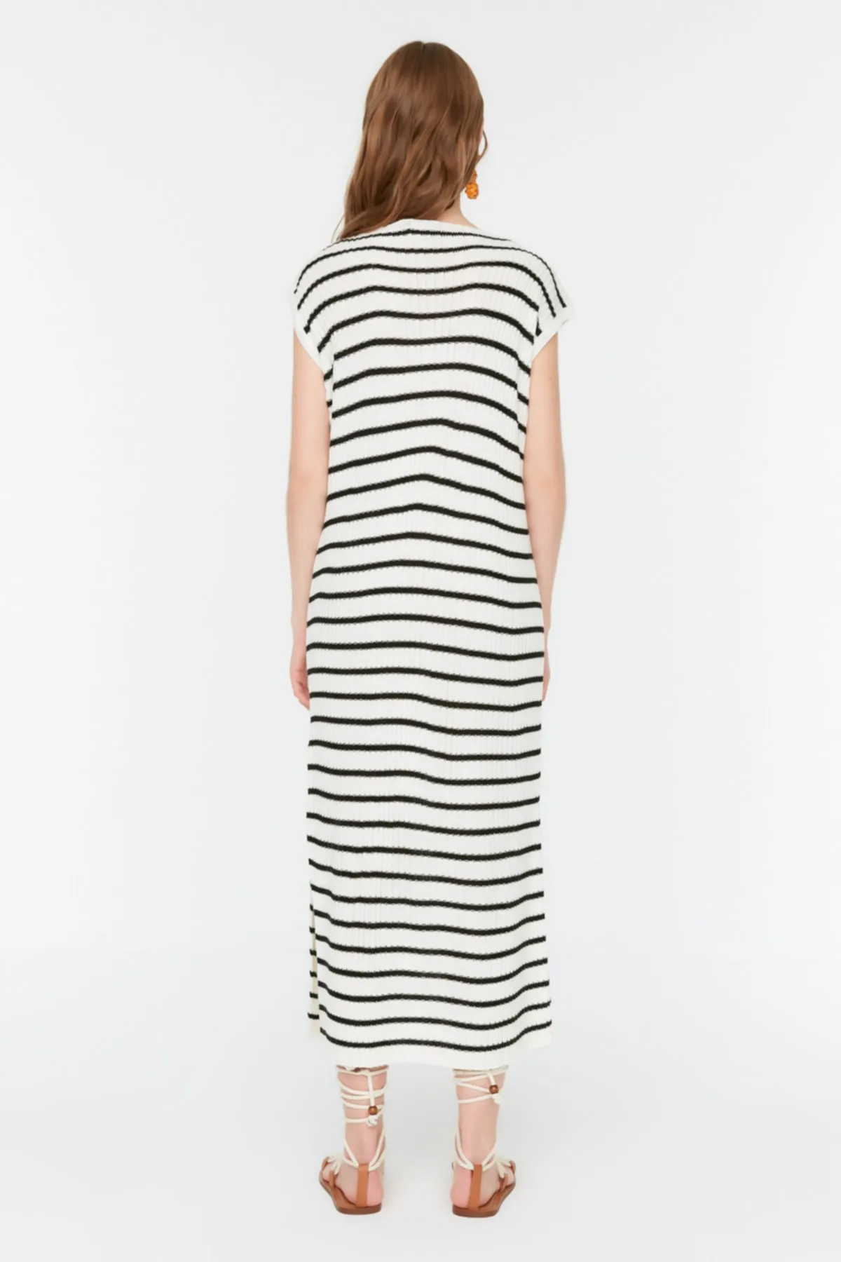 Trendyol Collection  Ecru Midi-Strickkleid mit V-Ausschnitt TWOSS22EL2736