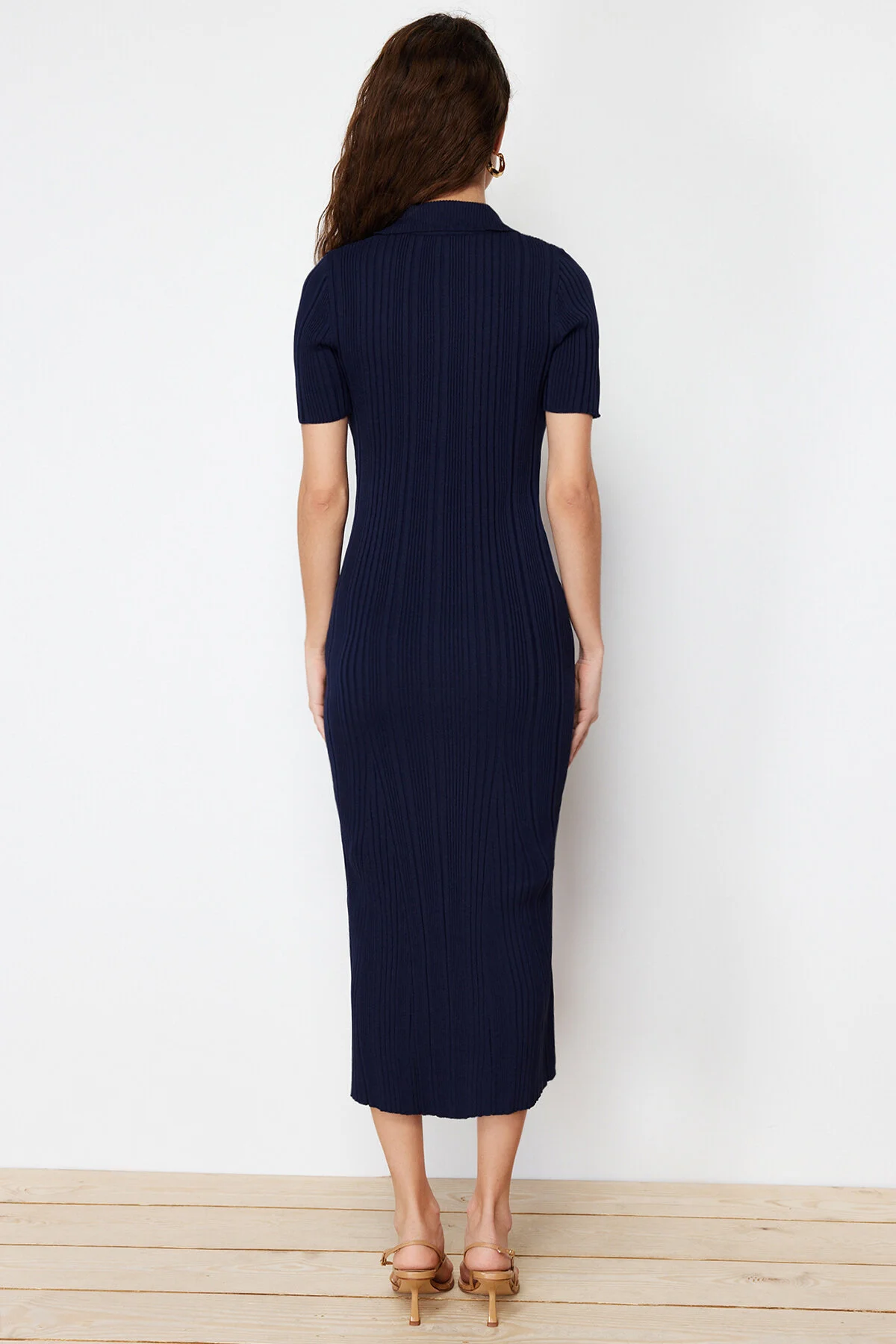 Trendyol Collection  Marineblaues Maxi-Strickkleid mit Polokragen TWOSS24EL00282