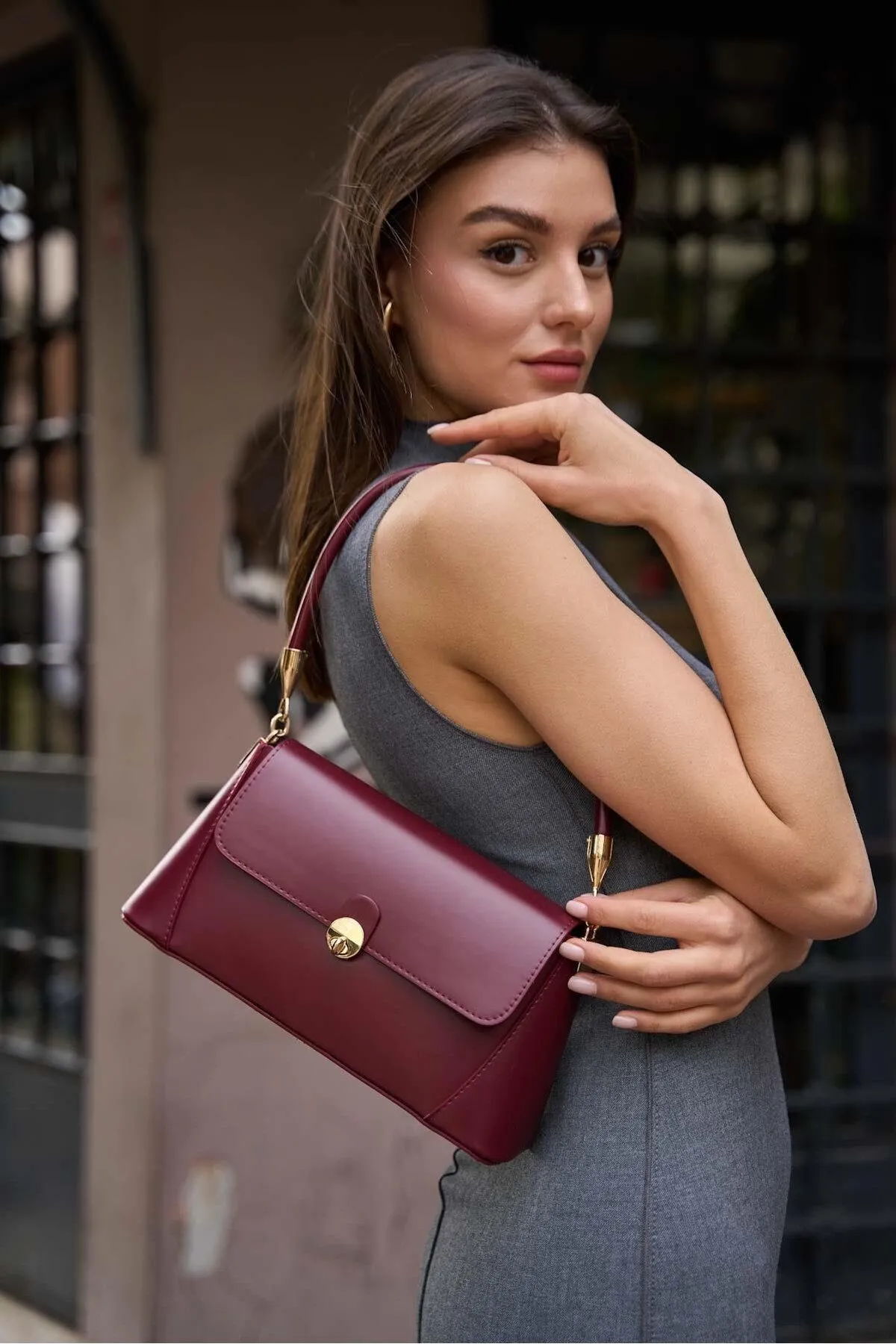 Madamra  Bordeauxrote Umhängetasche für Damen im Retro-Lederlook mit Frontcover