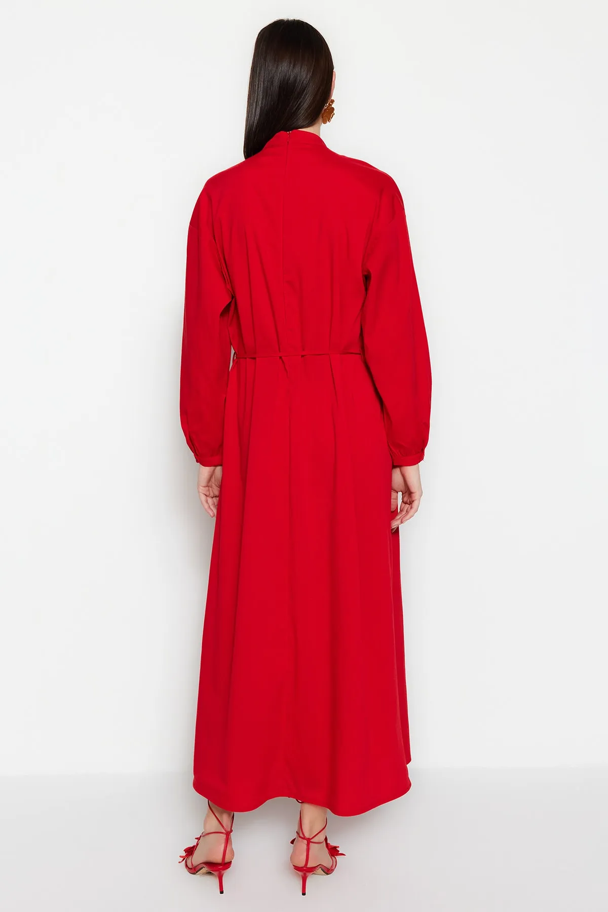Trendyol Modest  Rotes, gewebtes Kleid mit weitem Schnitt, Gürtel und Raffung TCTSS23EB00281