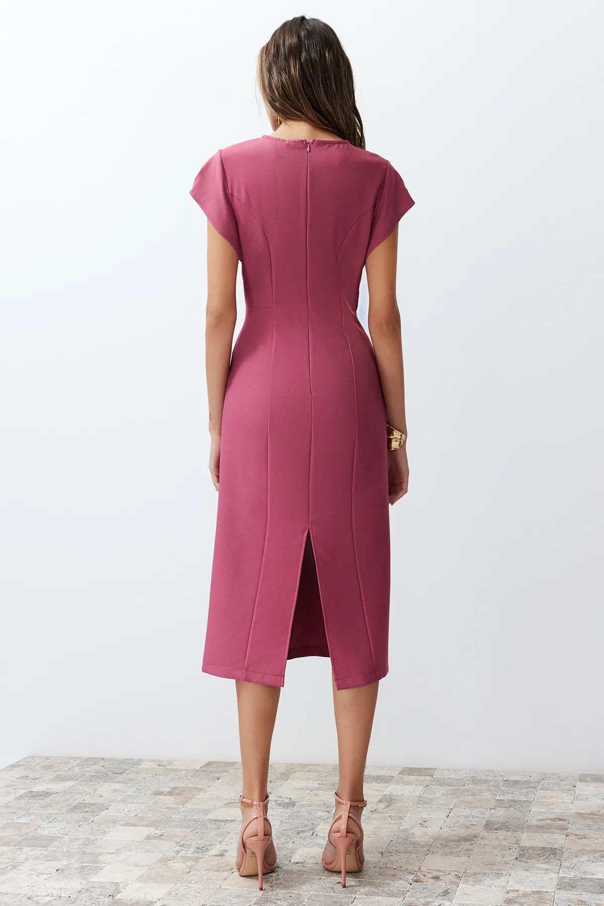 Trendyol Collection  Dried Rose Body Wrap Gewebtes Midikleid mit niedrigen Ärmeln und Rundhalsausschnitt TWOSS24EL00608