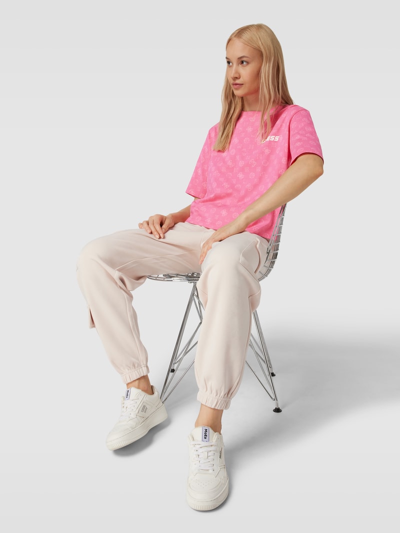 Crop T-Shirt mit Allover-Label-Print Modell 'ALETHA' in pink