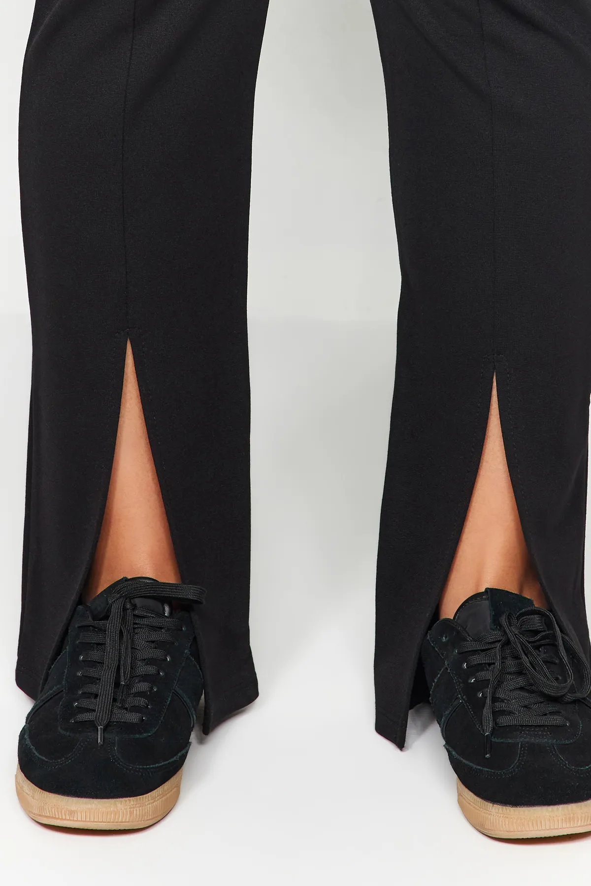 Trendyol Curve  Schwarze Strickhose mit Schlitz und hoher Taille TBBSS22PL00014