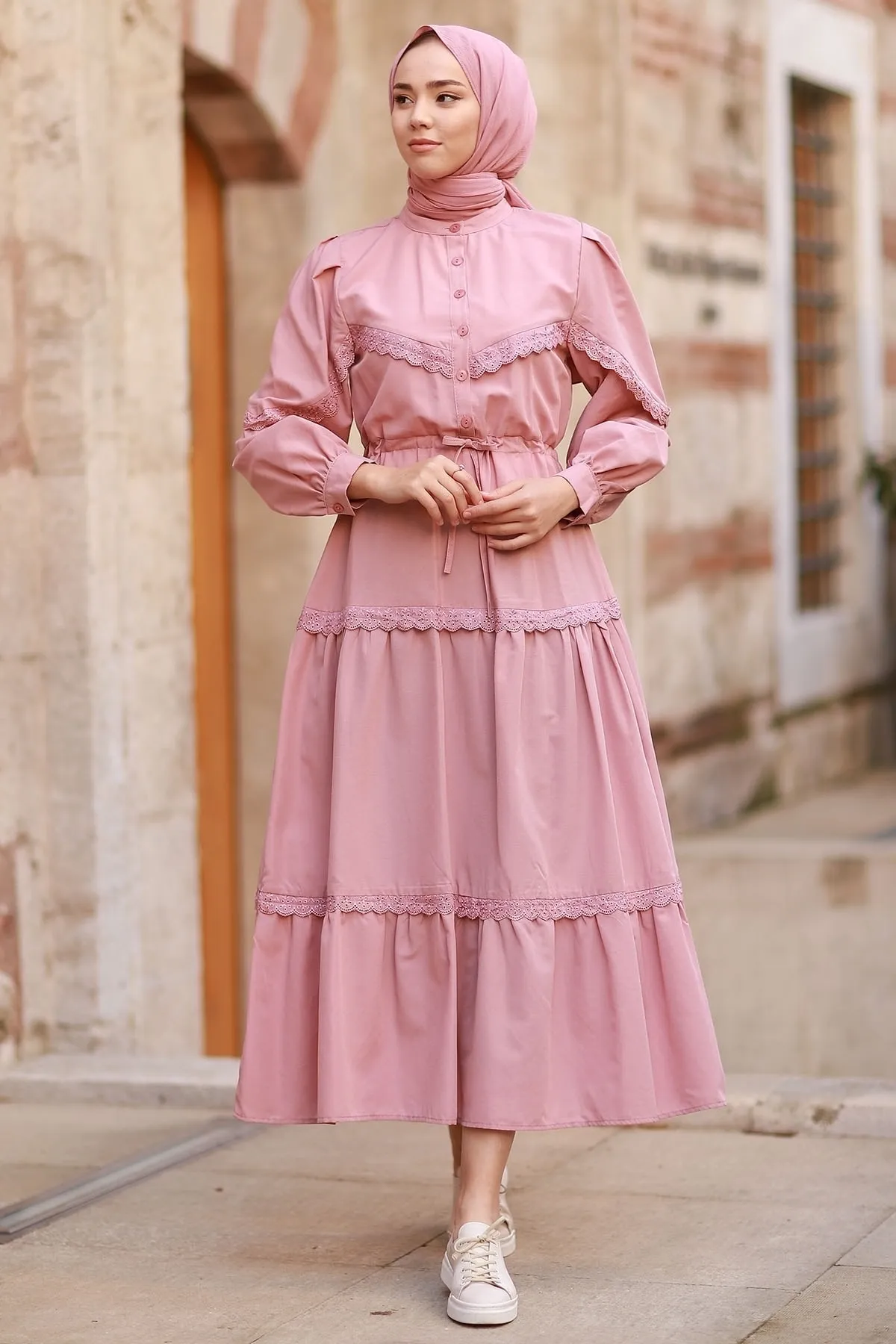 InStyle  Hijab-Kleid mit Guipure-Detail und Ballonärmeln – Dusty Rose