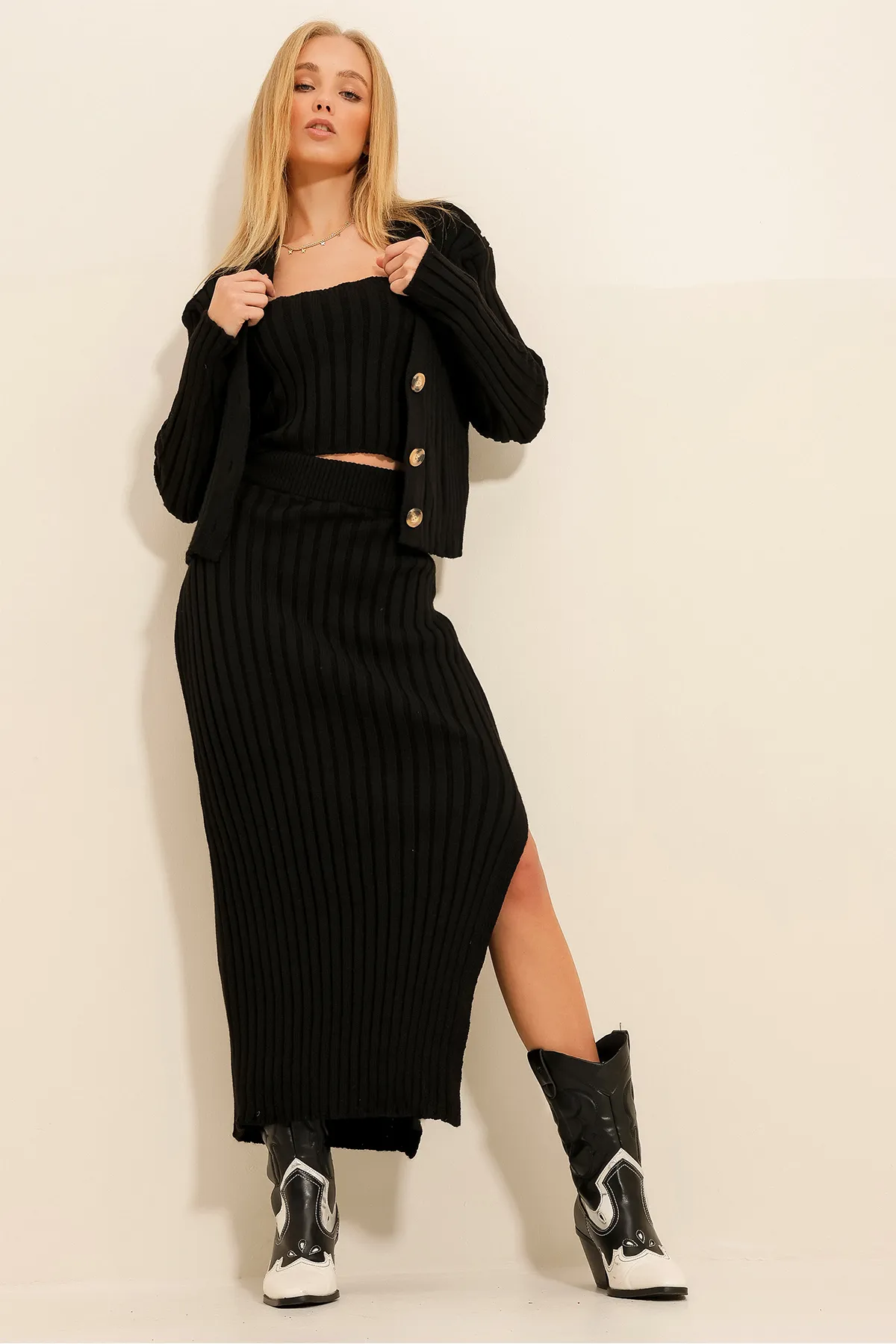 Trend Alaçatı Stili  Schwarzes Damen-Set mit Schlitzrock, Trägertop und Strick-Cardigan, 3-teilig, ALC-X11199