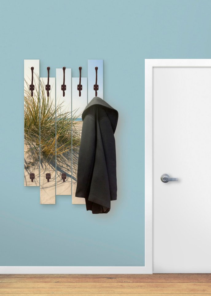 Wandgarderobe mit Strandgras im Sonnenlicht