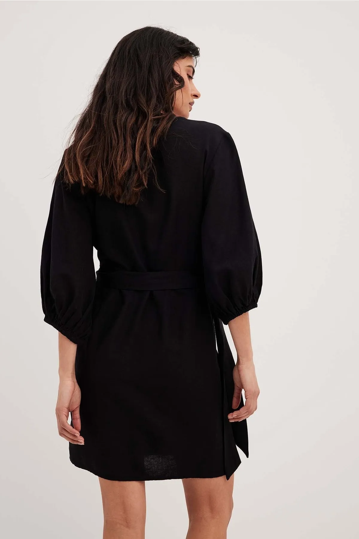 NA-KD  Wickel-Minikleid aus Leinenmischung