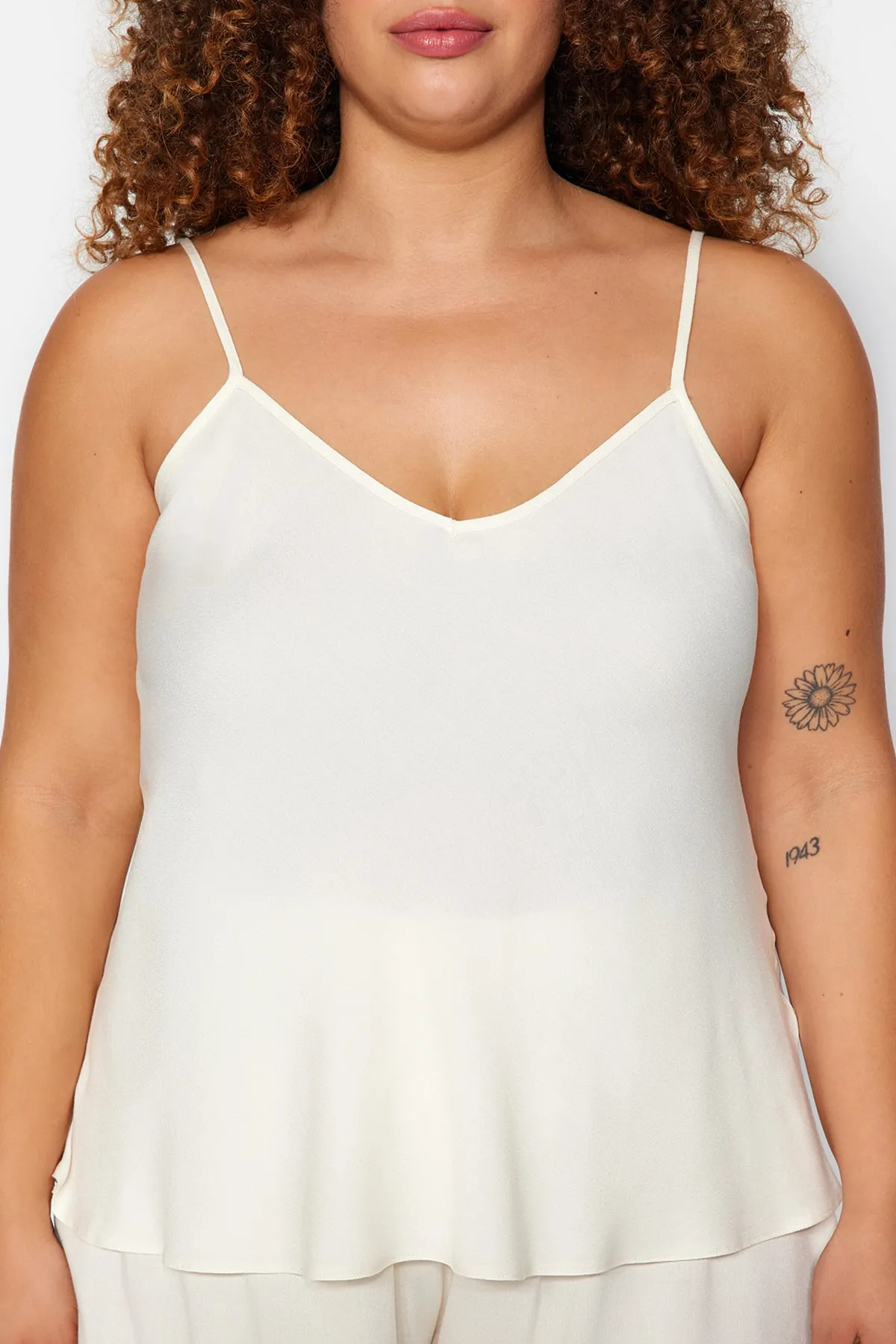Trendyol Curve  Ecrufarbenes Pyjama-Set aus gewebter Viskose mit Trägern TBBSS23AI00021