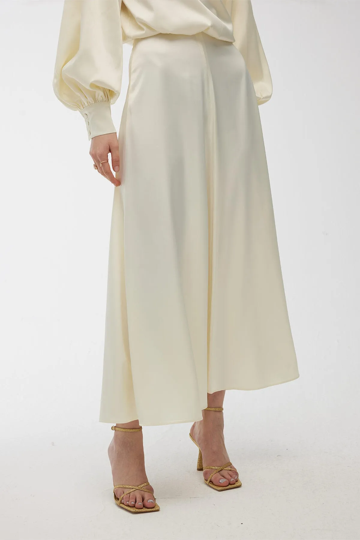 Manuka  Satin-Abendkleid, ausgestellter Rock, Perle