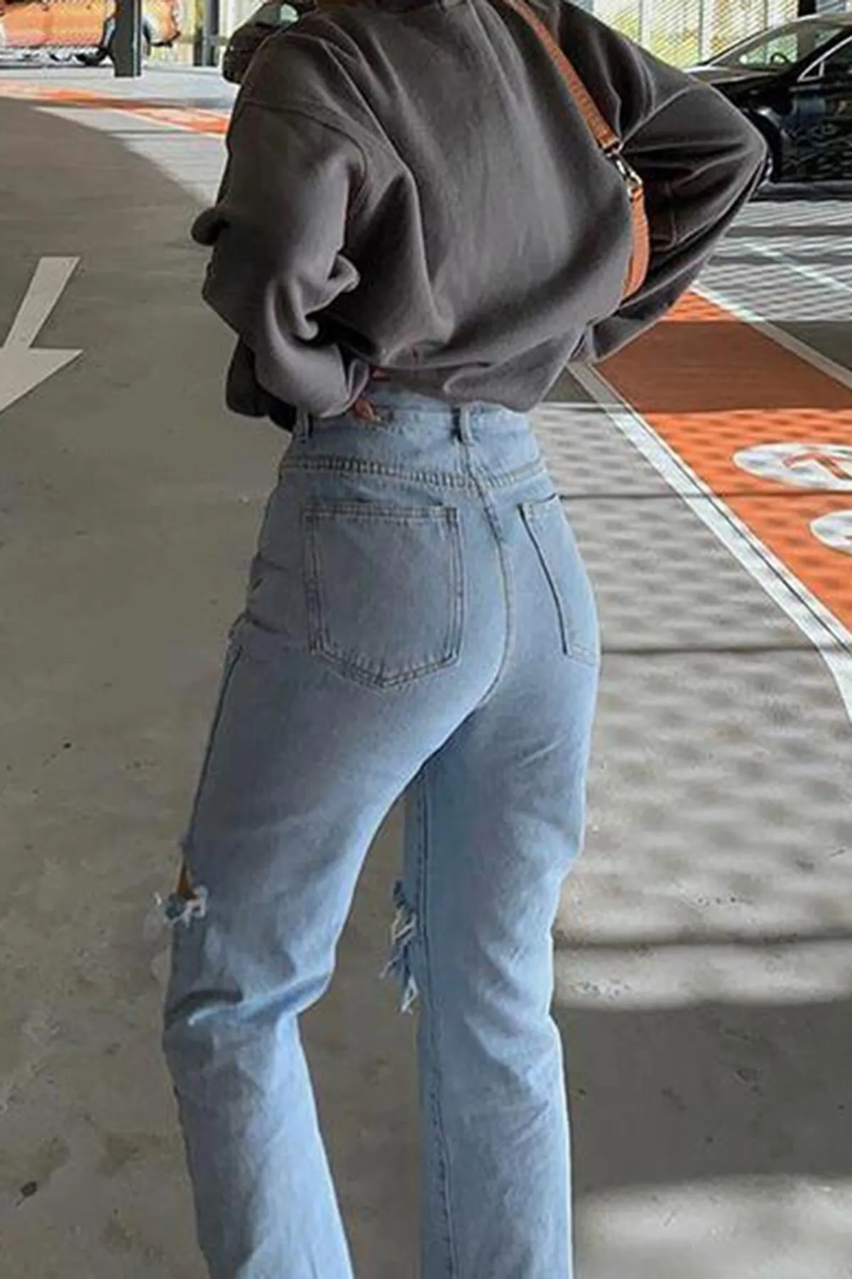 Madmext  Blaue Damenjeans mit zerrissenen Details in normaler Passform MG1184
