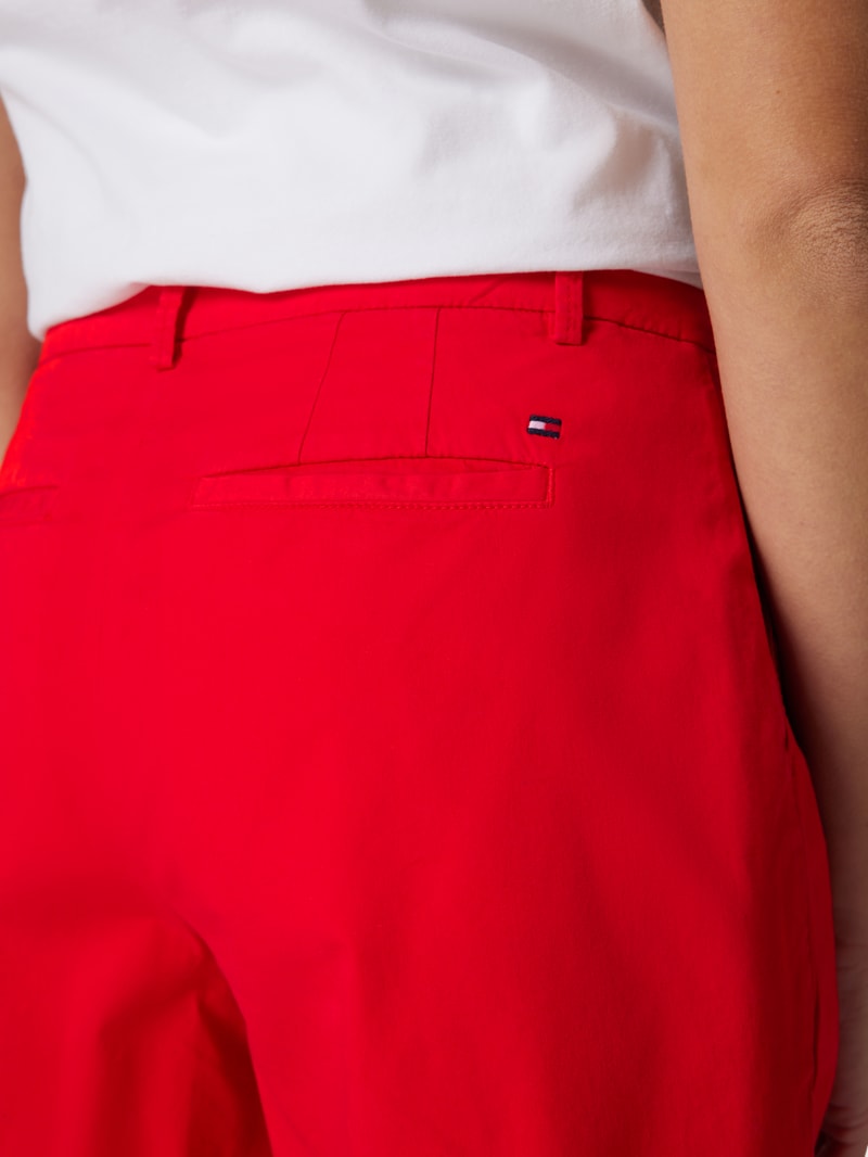 Chino-Shorts mit Label-Stitching in rot