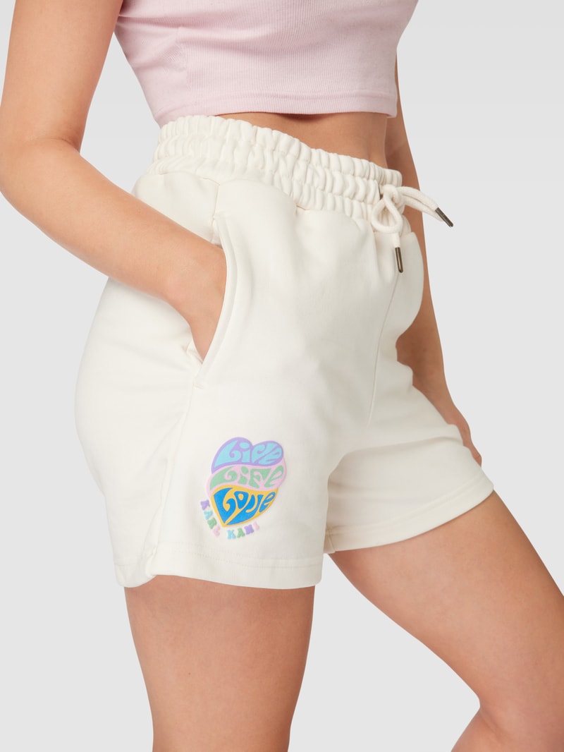 Sweatshorts mit Label-Detail in offwhite