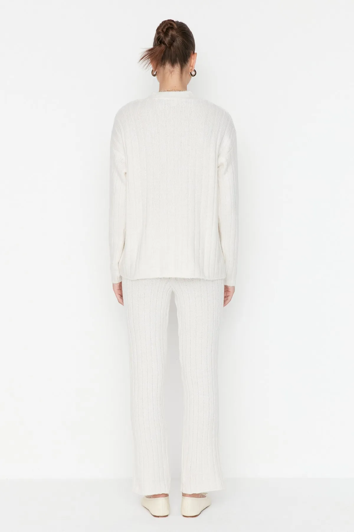 Trendyol Collection  Ecrufarbenes Set aus Strickjacke und Hose mit Knopfleiste, Oberteil und Unterteil