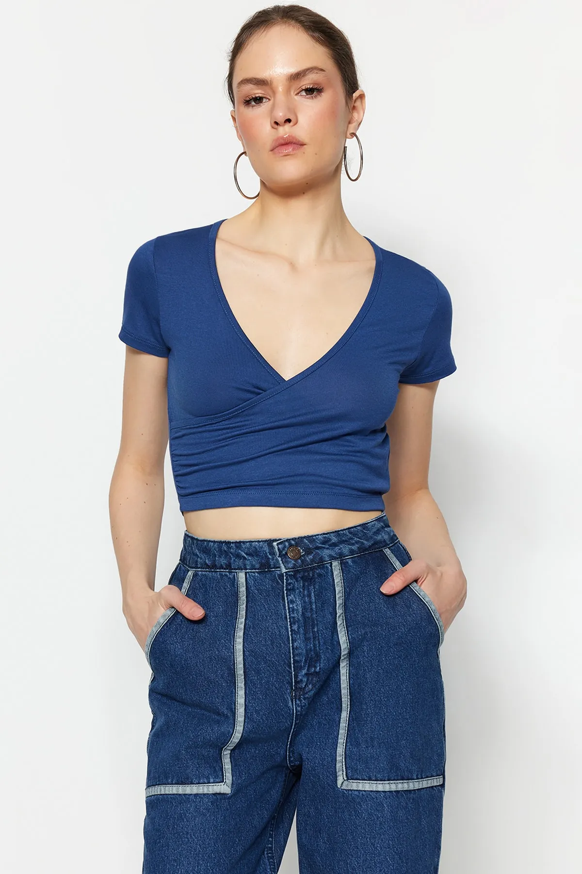 Trendyol Collection  Blaue, taillierte, zweireihige, bauchfreie Viskose-Strickbluse mit Halsausschnitt TWOSS22BZ0536