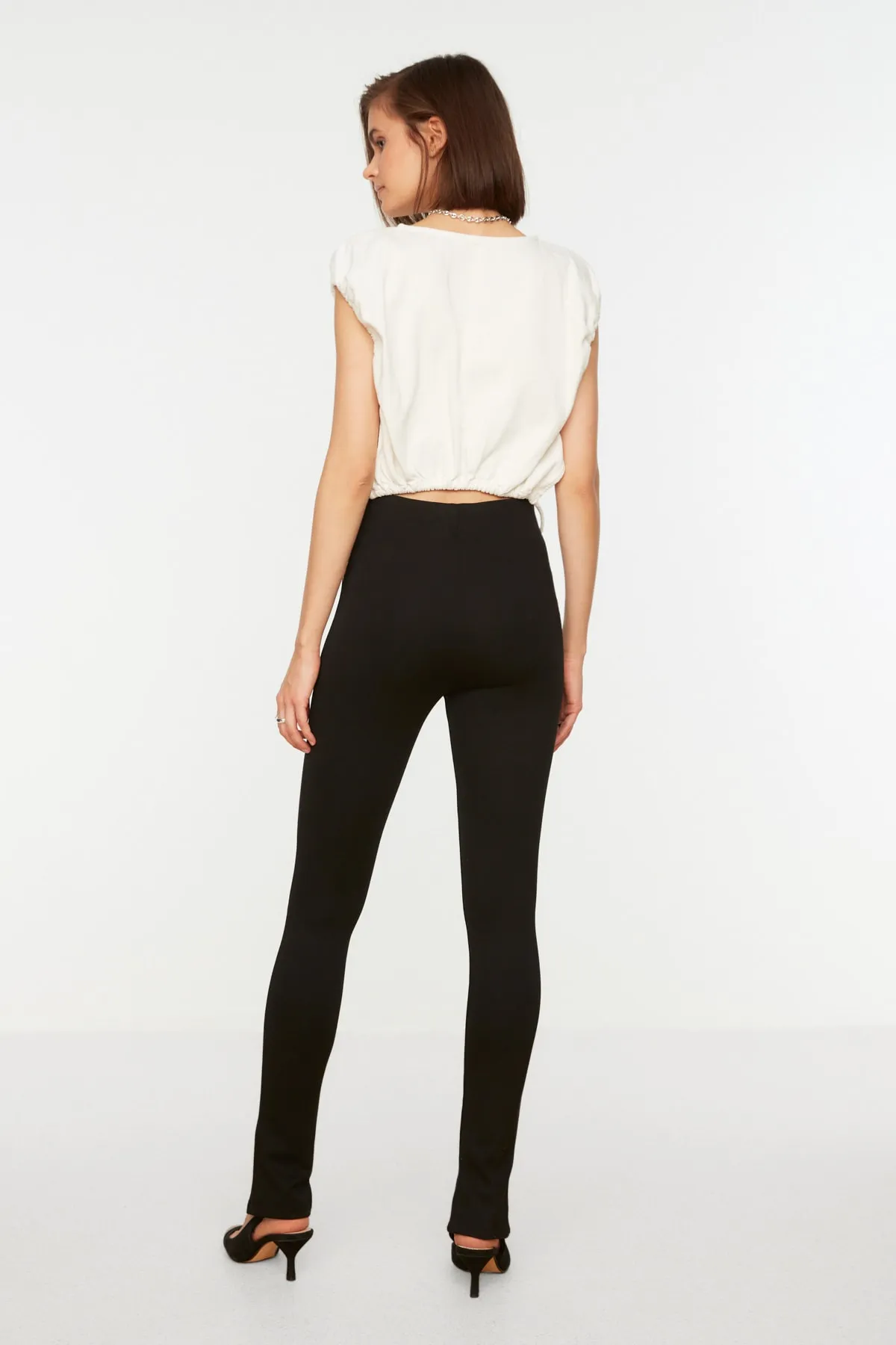 Trendyol Collection  Schwarze Interlock-Strick-Leggings mit hoher Taille und geschlitzten Beinen TWOAW21PL0263