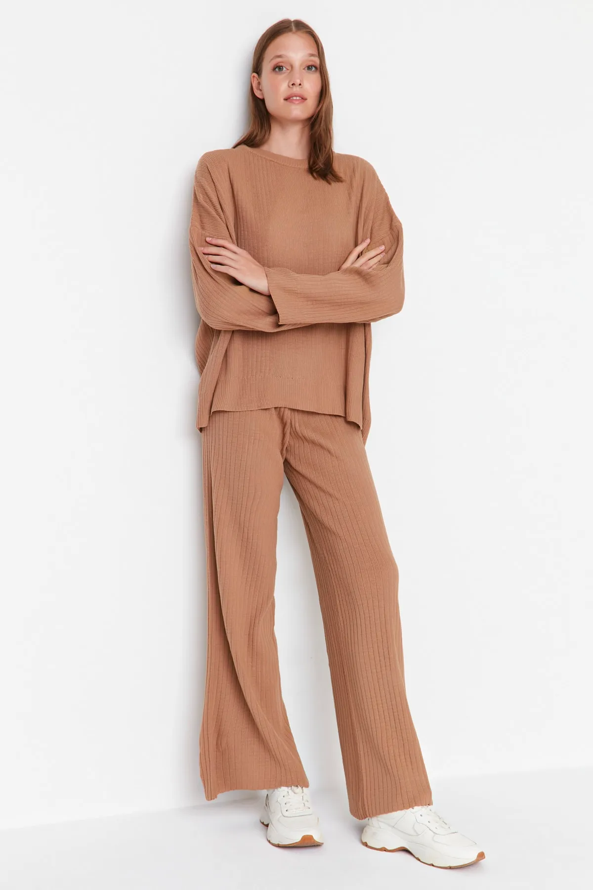 Trendyol Collection  Kamelfarbenes Strick-Top-Top-Set mit Rundhalsausschnitt TWOSS20AU0084
