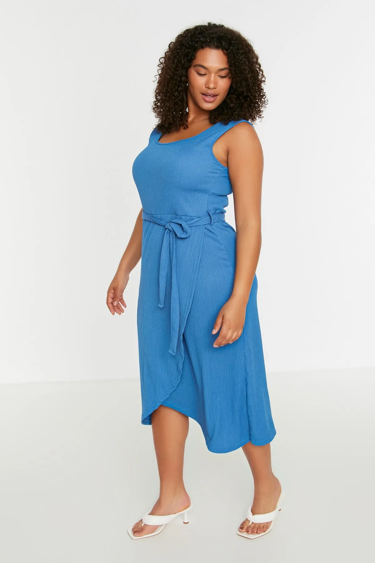 Trendyol Curve  Blaues zweireihiges Strickkleid mit Gürtel TBBSS22AH0144