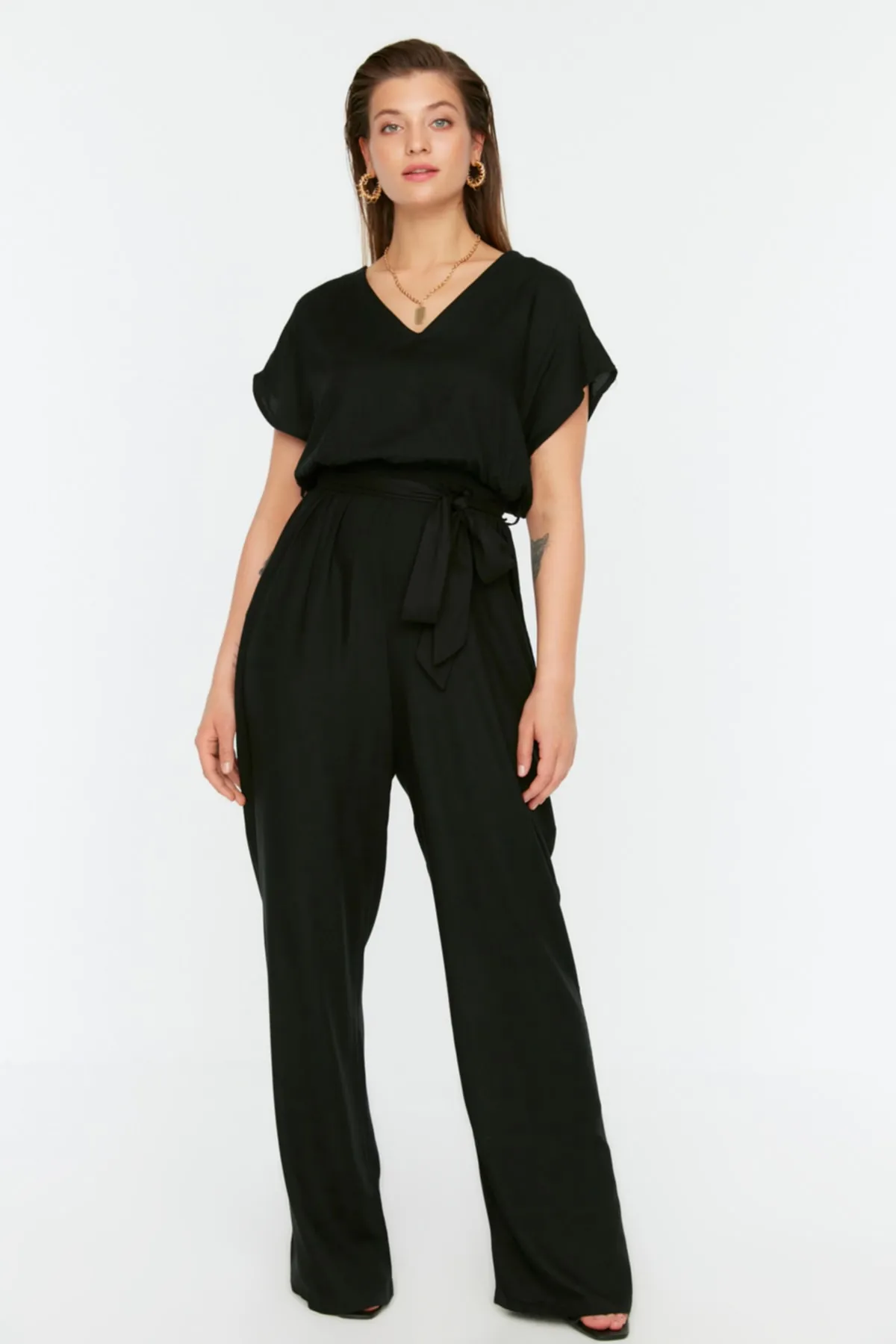 Trendyol Curve  Schwarzer, gewebter Jumpsuit mit weitem Bein und Gürtel TBSSS22TU0161