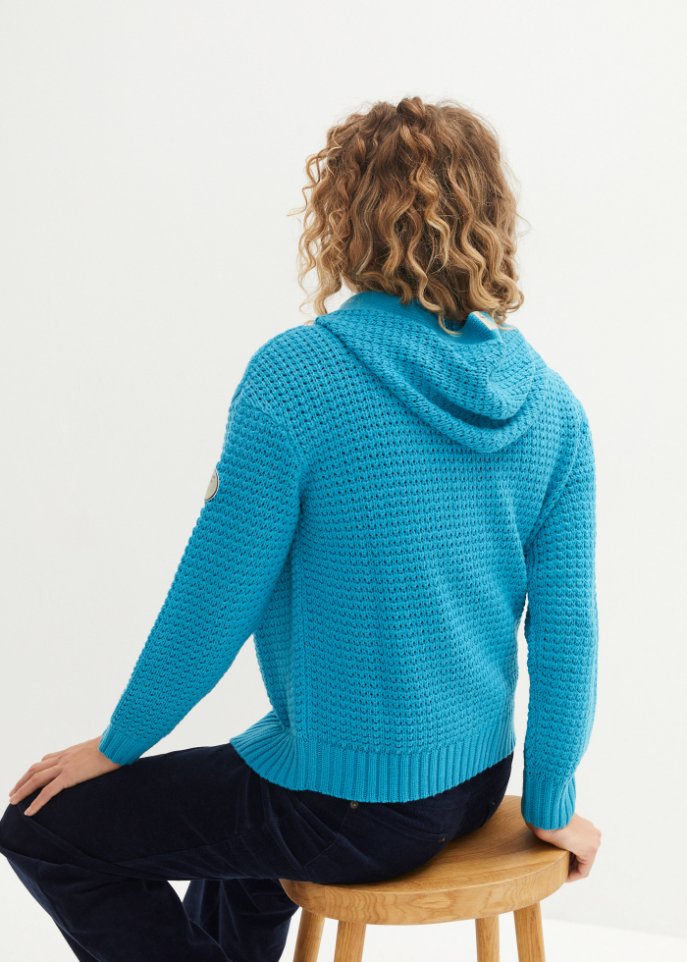 Strickjacke mit großen Knöpfen und Kapuze