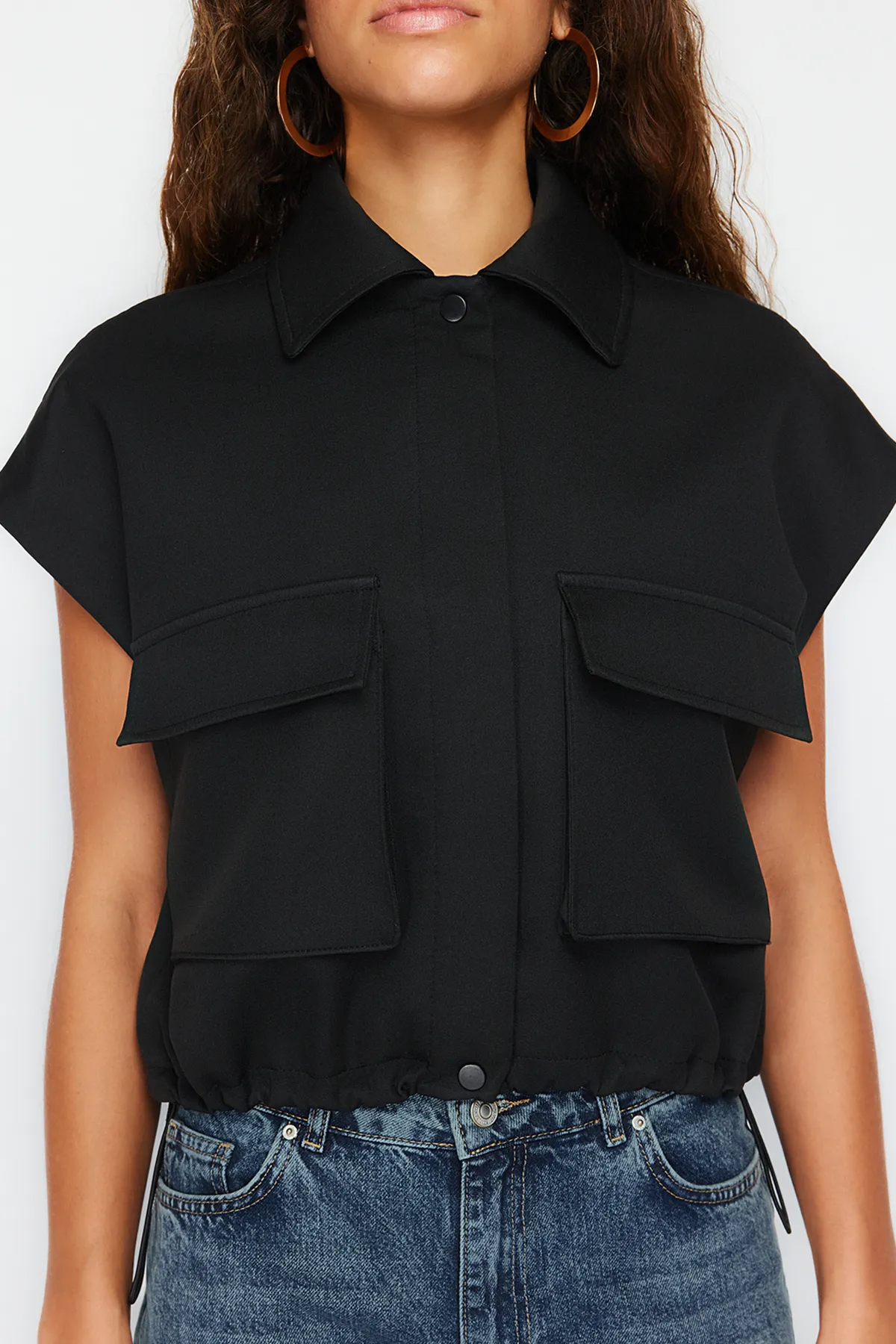 Trendyol Collection  Schwarze Weste mit übergroßem Taschendetail TWOSS24YE00037