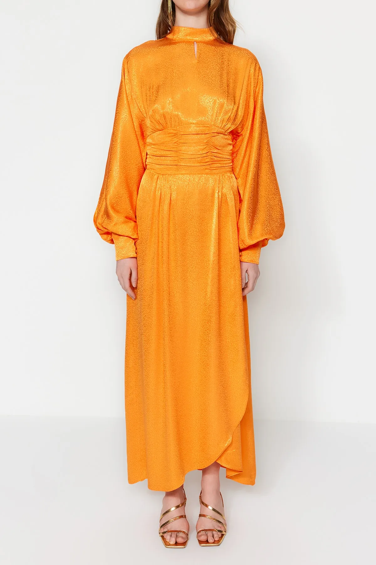 Trendyol Modest  Orangefarbenes Abendkleid mit Ballonärmeln und drapierter Taille, selbstgemustert TCTSS23DB00017