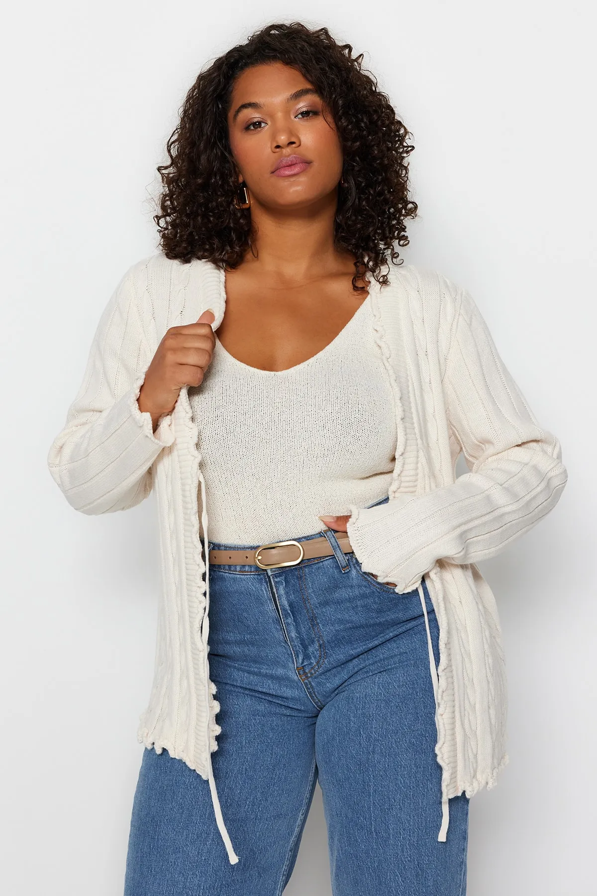 Trendyol Curve  Ecrufarbener, gemusterter Strick-Cardigan aus Haarstrick