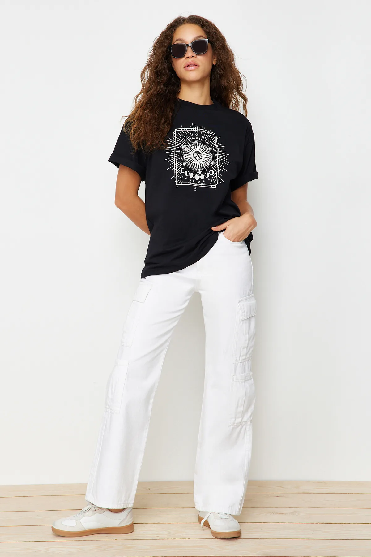 Trendyol Collection  Schwarzes, bedrucktes, übergroßes/weit geschnittenes Strick-T-Shirt mit Rundhalsausschnitt, 100 % Baumwolle TWOSS20TS0247