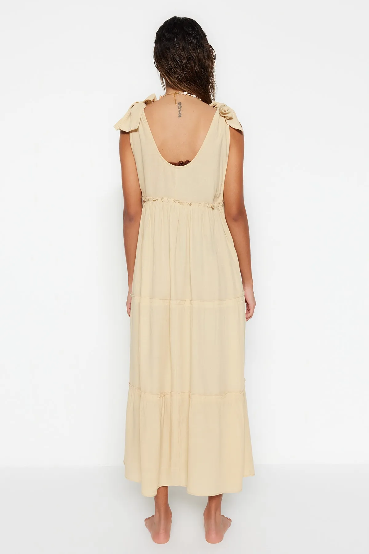 Trendyol Collection  Beiges Maxi-Strandkleid mit gewebten Rüschen TBESS21EL2757