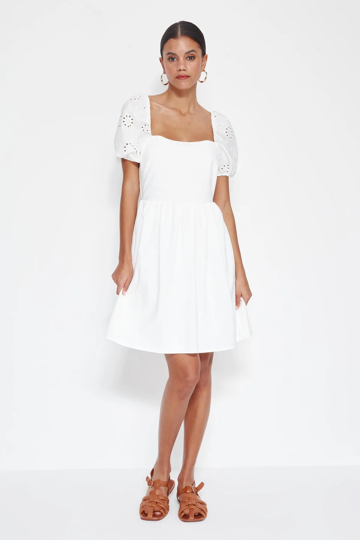 Trendyol Collection  Weißes Kleid mit Taillenöffnung/Skater-Mini, gewebte Baumwolle, gefütterte Rückseite, detaillierte Stickerei