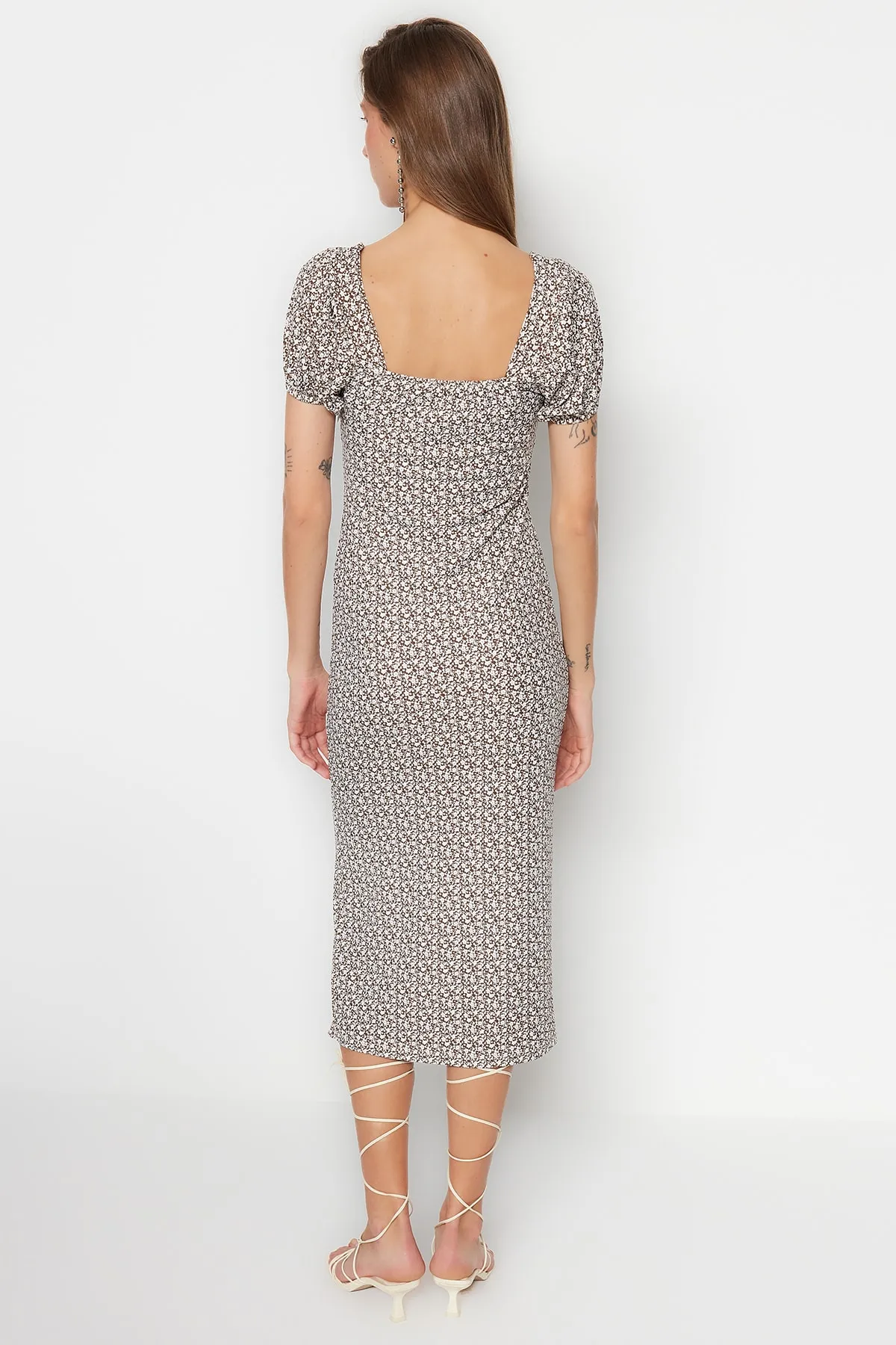 Trendyol Collection  Braunes, bedrucktes Midi-Strickkleid mit Schlitz und detailliertem, eckigem Ausschnitt TWOSS23EL00713