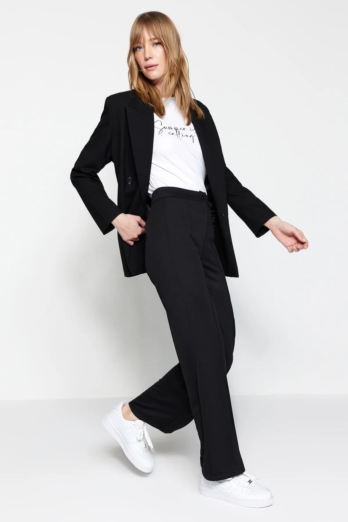 Trendyol Modest  Schwarze Strickhose mit Rippennähten TCTSS23EI00009