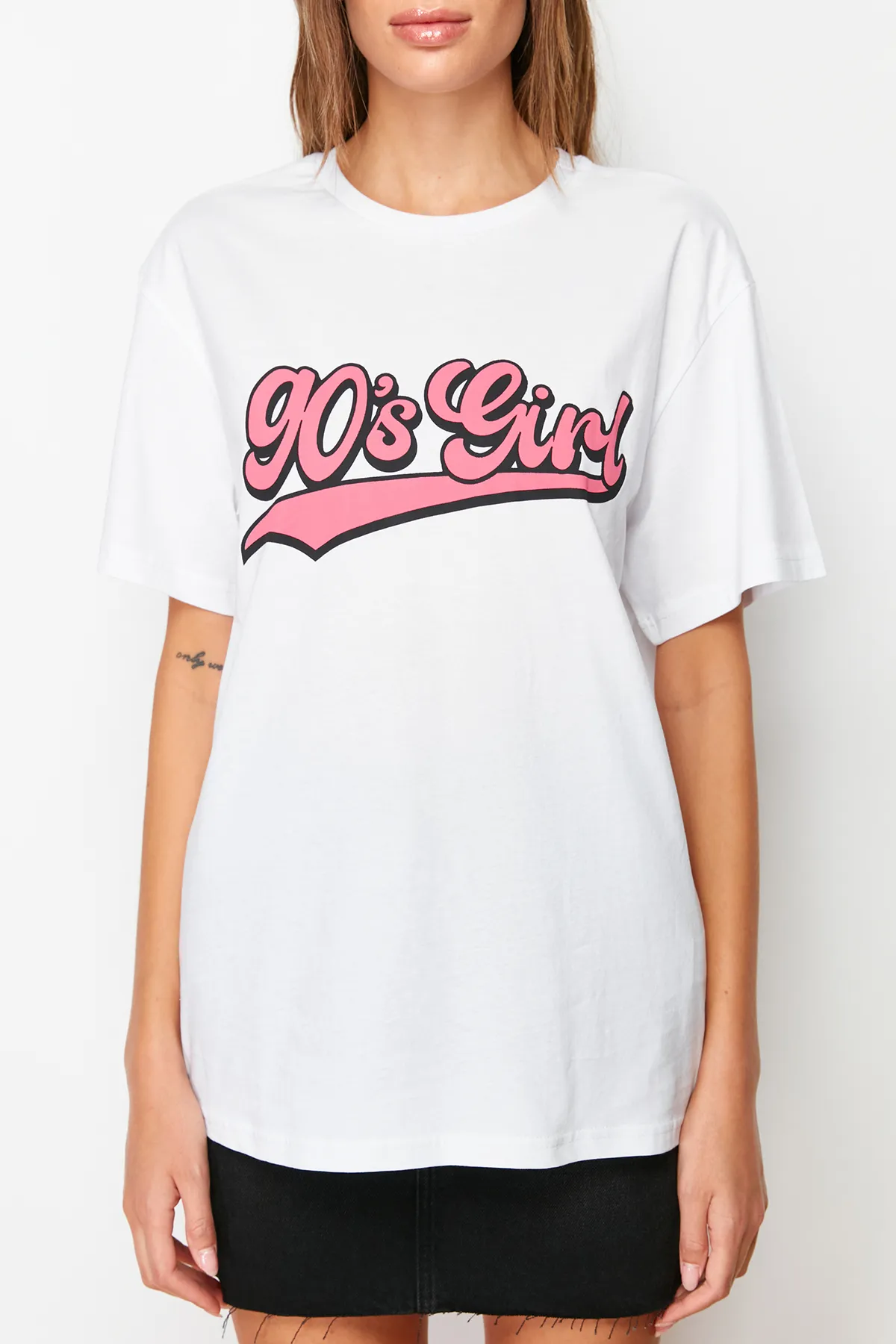 Trendyol Collection  Weißes bedrucktes Oversize/Wide Fit Strick-T-Shirt mit Stehkragen, 100 % Baumwolle TWOSS23TS00373