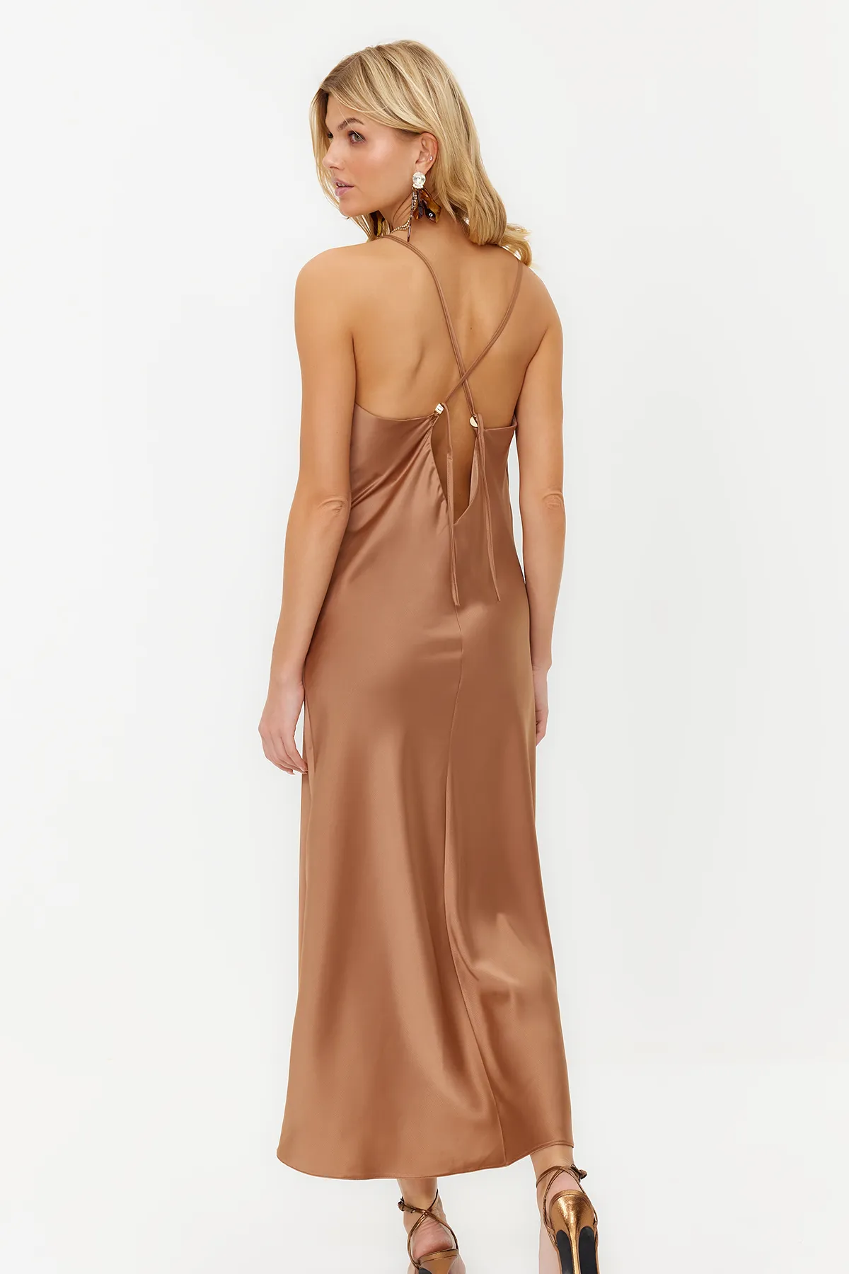 Trendyol Collection  Satinkleid mit braunen Accessoires TPRSS24EL00002