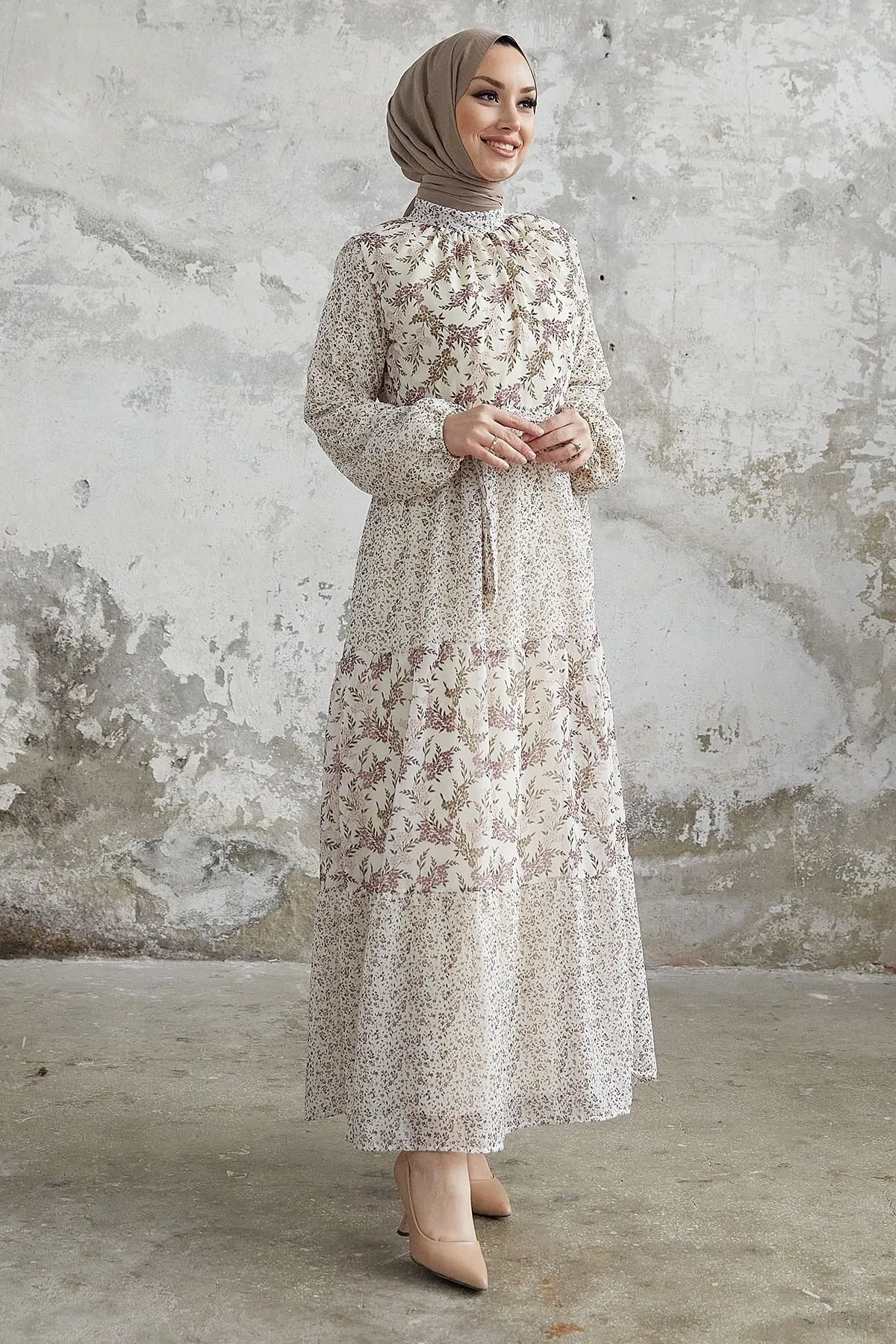 InStyle  Nessa Chiffonkleid mit Blumenmuster und Gürtel – Puder