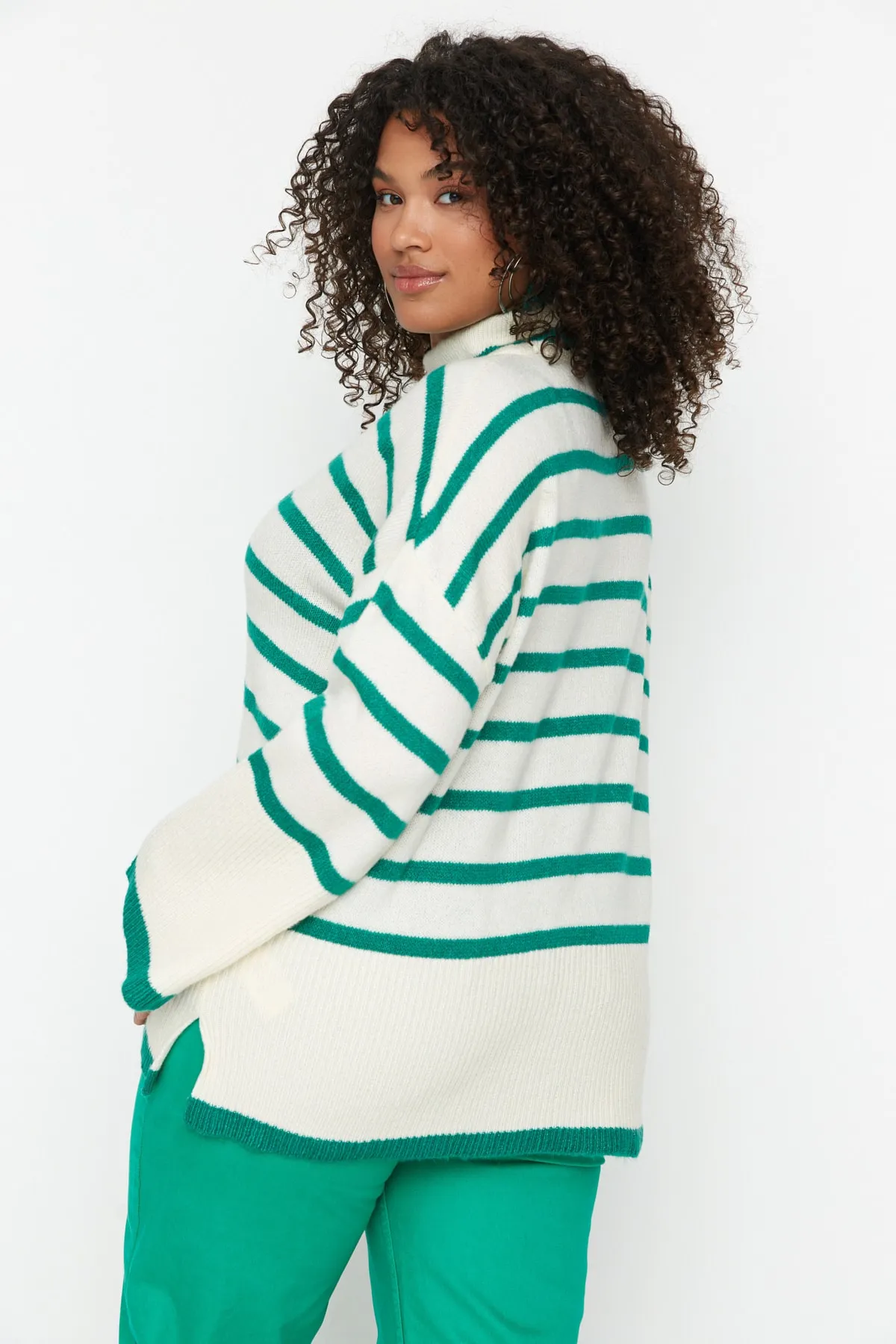Trendyol Curve  Grün gestreifter Strickpullover TBBAW23AN00015