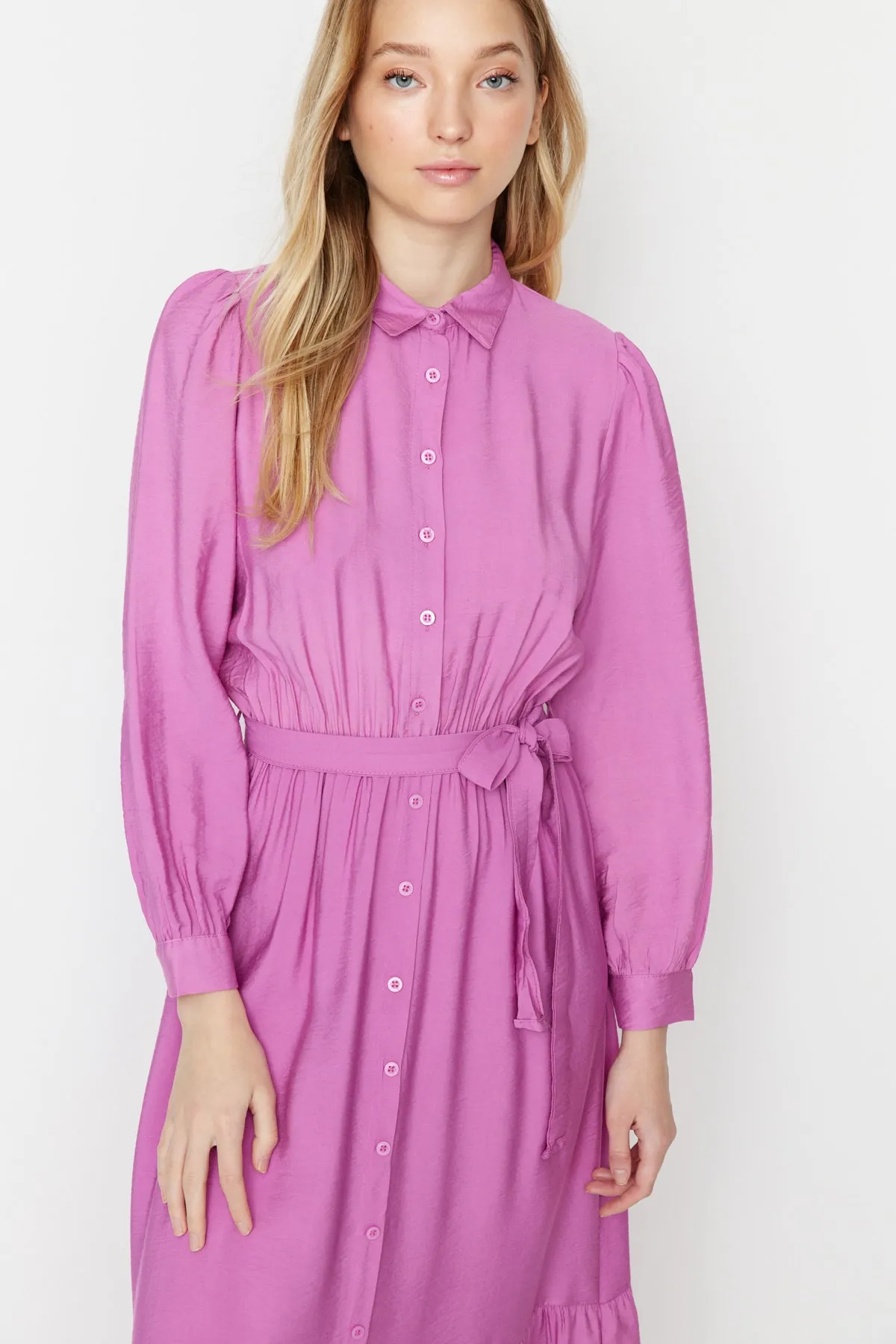 Trendyol Modest  Rosa Hemdblusenkleid aus Webstoff mit Gürtel an den Schultern, detailliertem Rock und Volant TCTSS21EL3887