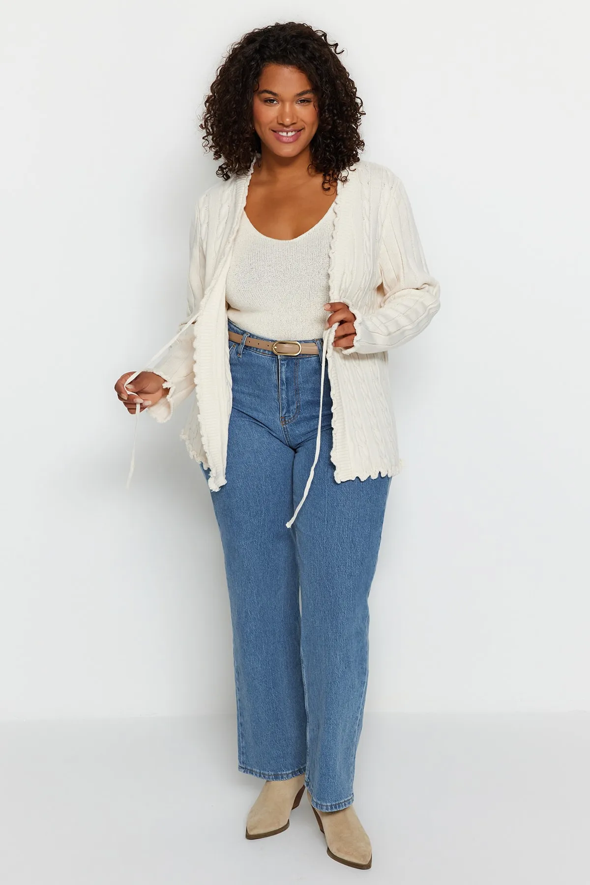 Trendyol Curve  Ecrufarbener, gemusterter Strick-Cardigan aus Haarstrick