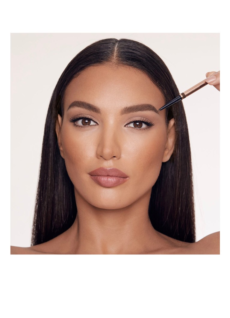 Charlotte Tilbury Legendary Brows - gel colorant pentru sprâncene, în nuanță maro închis.
