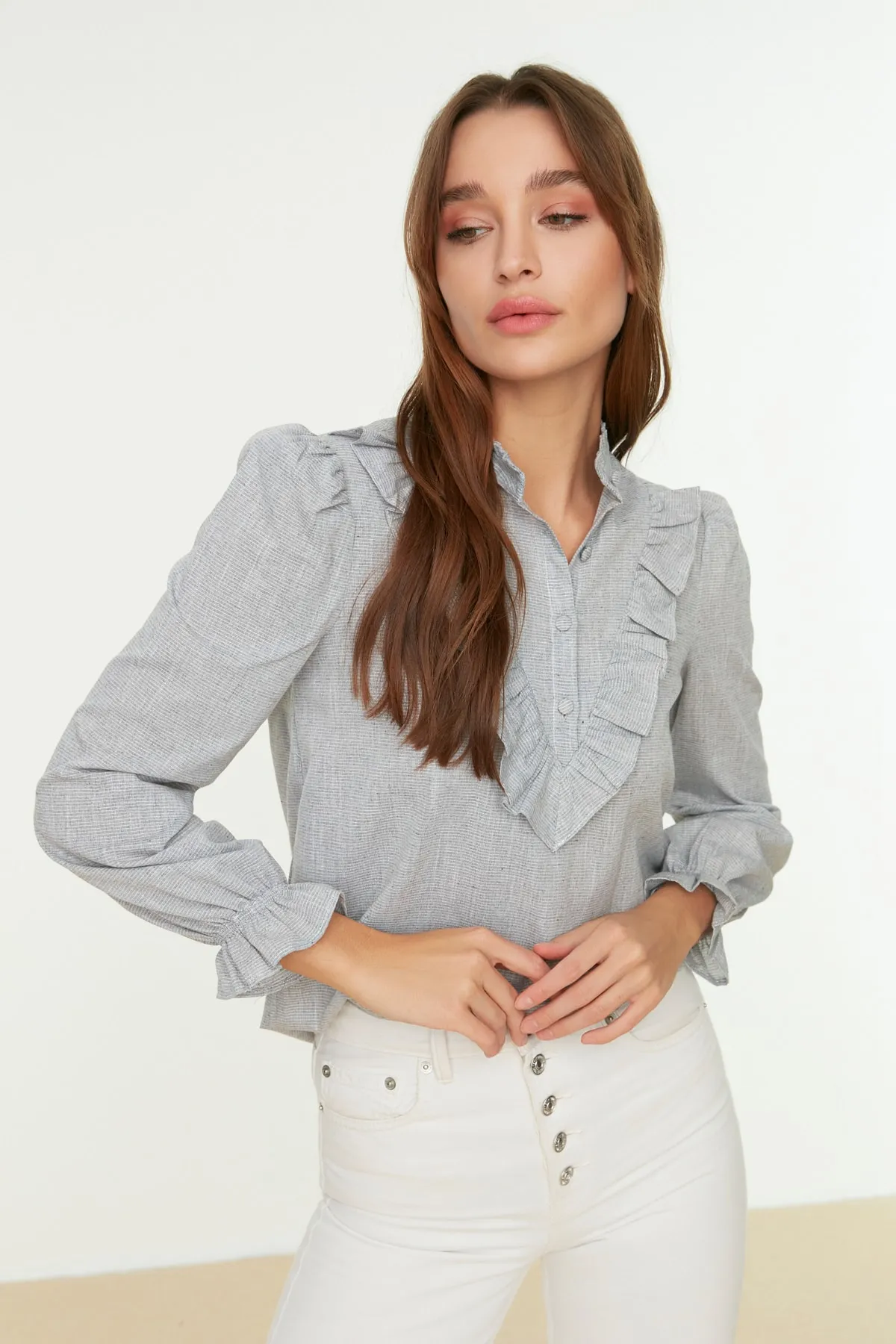 Trendyol Collection  Graue, gerüschte Webbluse TWOSS21BZ0325