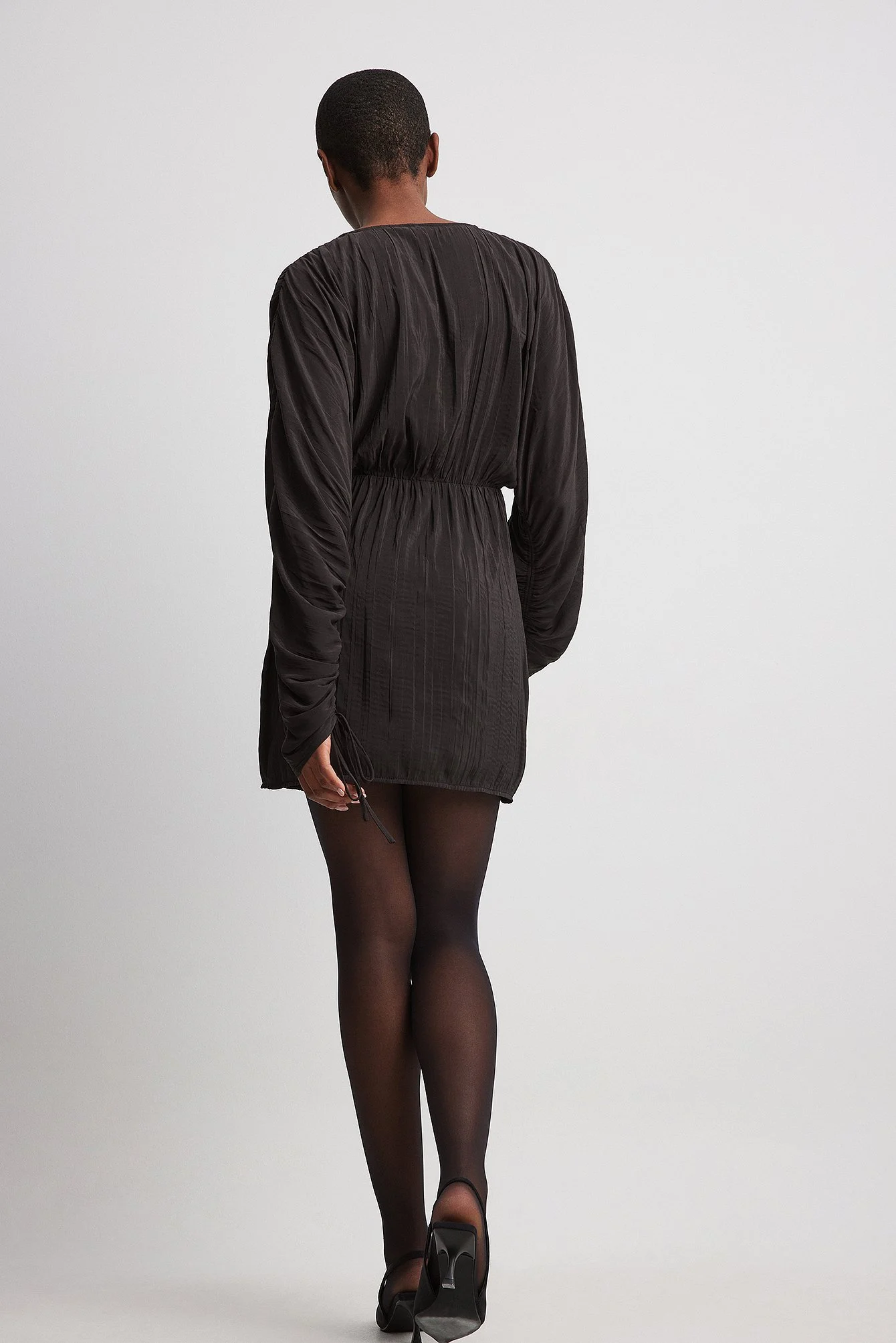 Geknittertes Minikleid mit Schnürung