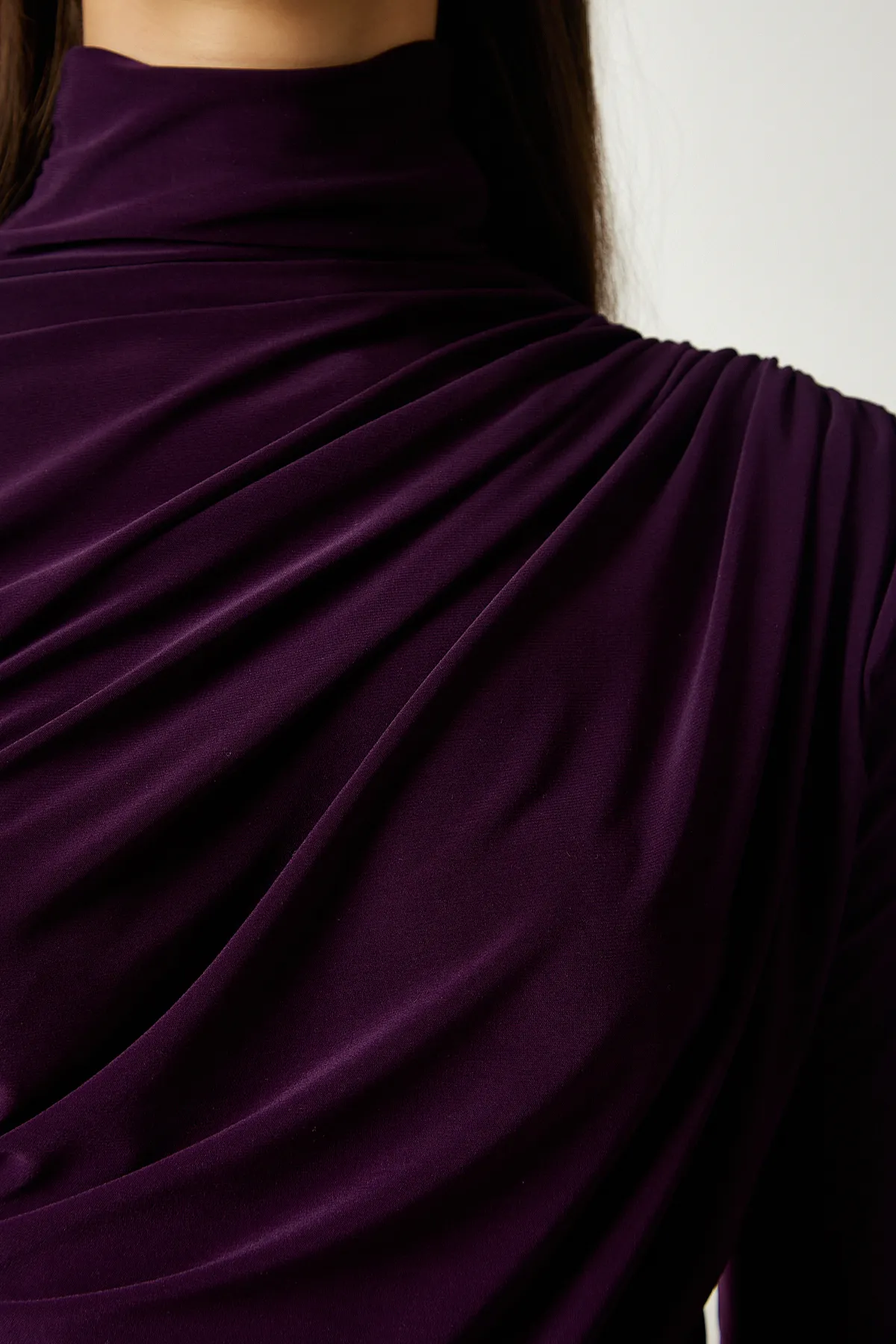 Happiness İstanbul  Pflaumenfarbene, geraffte, detaillierte Sandy-Bluse mit hohem Kragen für Damen FF00135