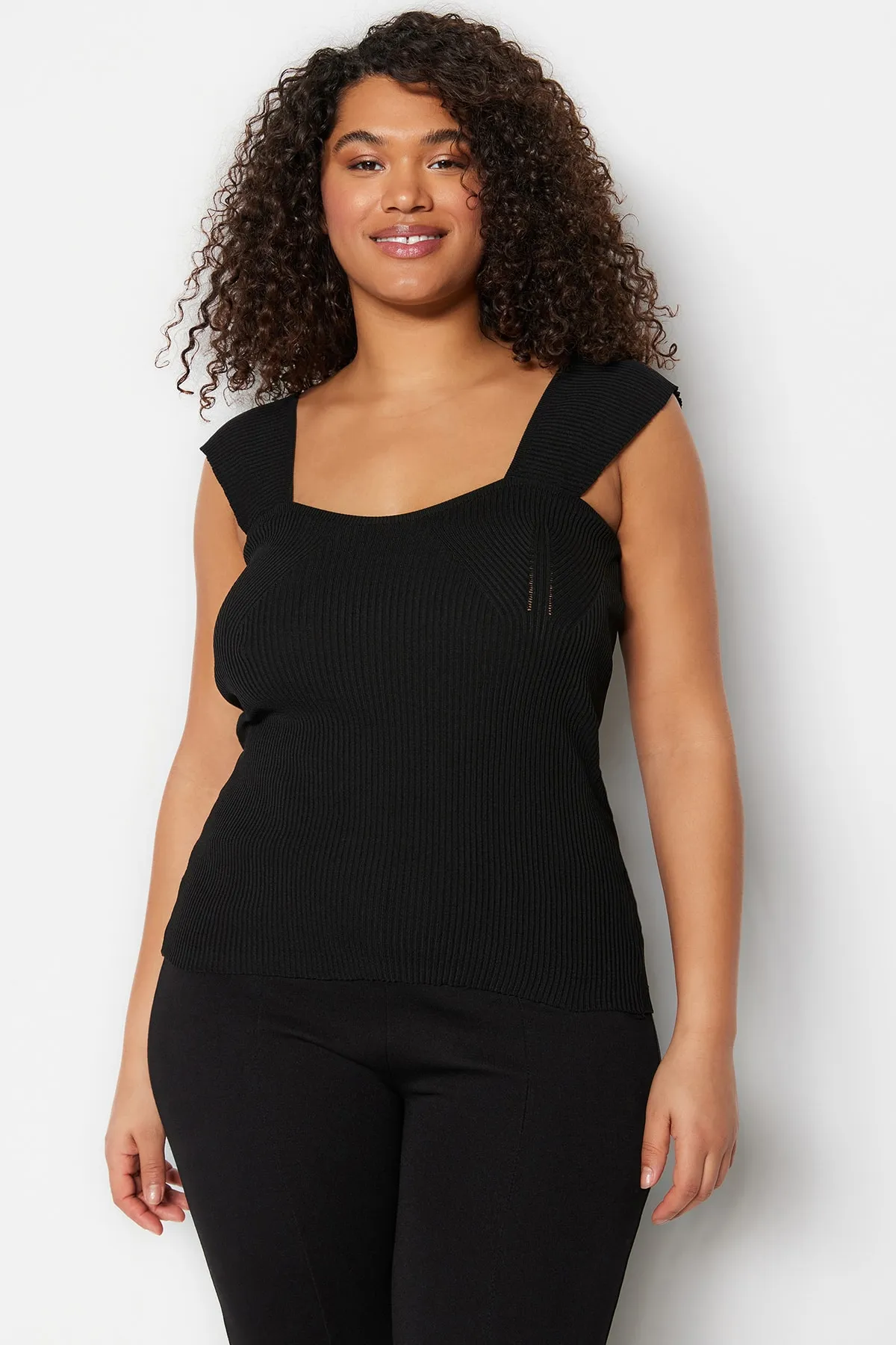 Trendyol Curve  Schwarze körpernahe, dünne Strickbluse mit herzförmigem Ausschnitt TBSSS23AF00021