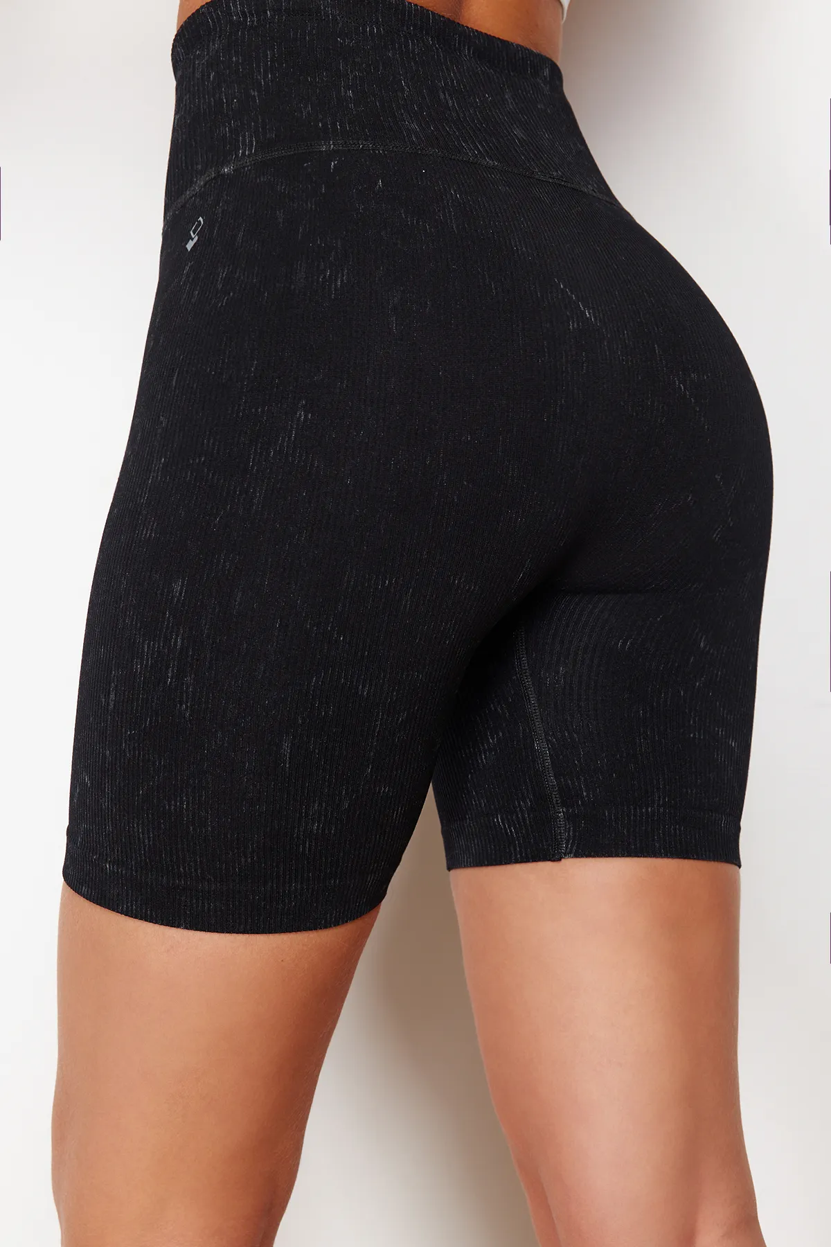 Trendyol Collection  Schwarze nahtlose/nahtlose Reflektor-Druck- und Acid-Wash-Strick-Sportshorts/kurze Leggings THMSS24TY00028