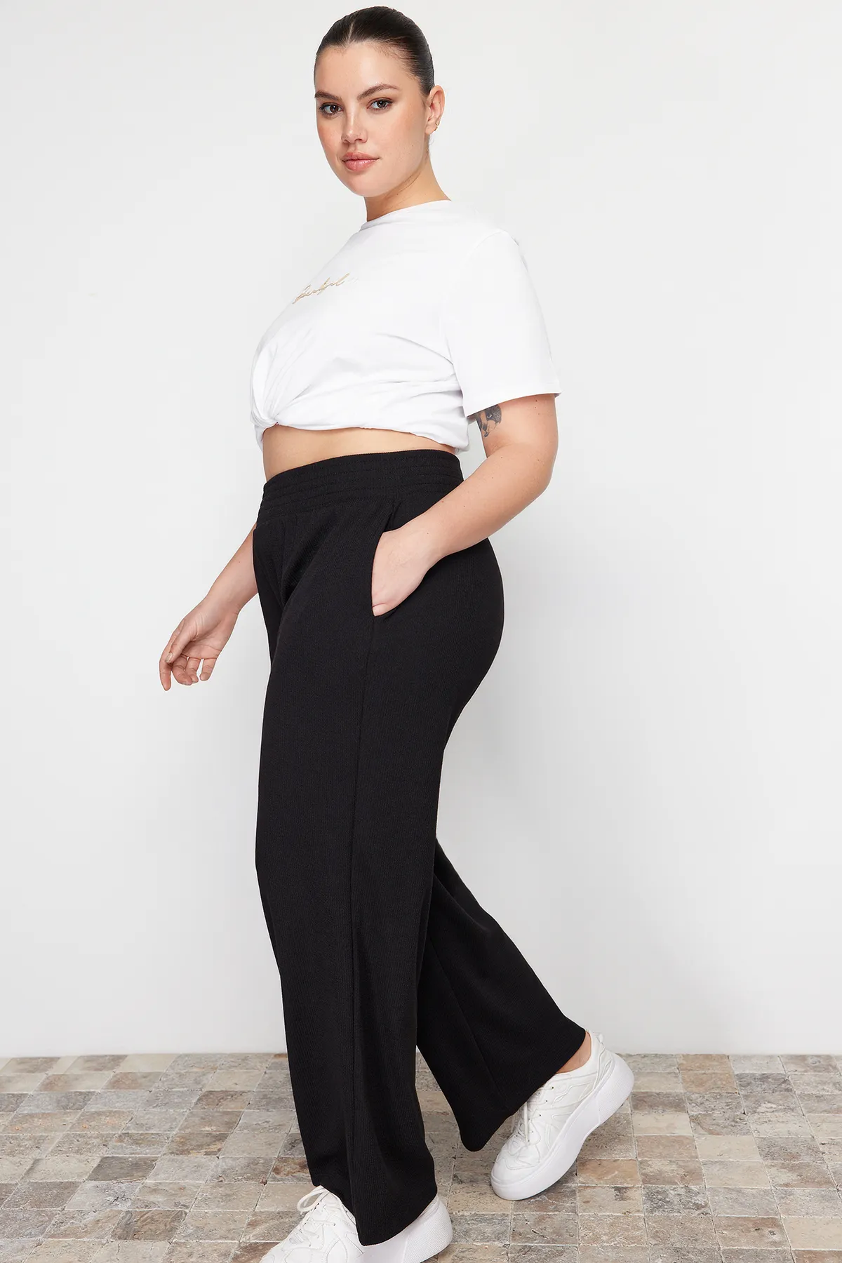 Trendyol Curve  Schwarze Strickhose mit hoher Taille TBBAW24AR00018