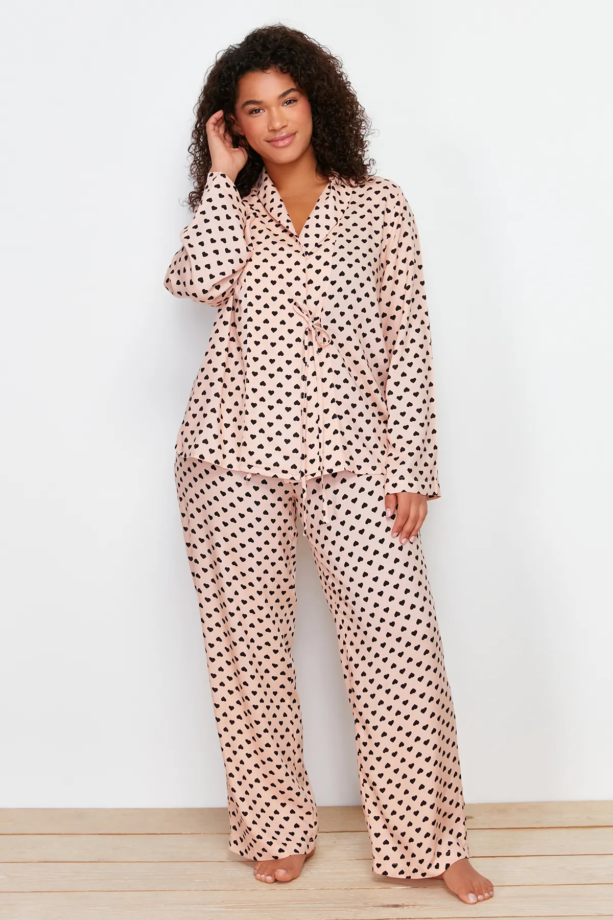 Trendyol Curve  Zweireihiges, gewebtes Pyjama-Set mit Polka Dot-Muster und zweireihigem Kragen TBBAW24AI00027